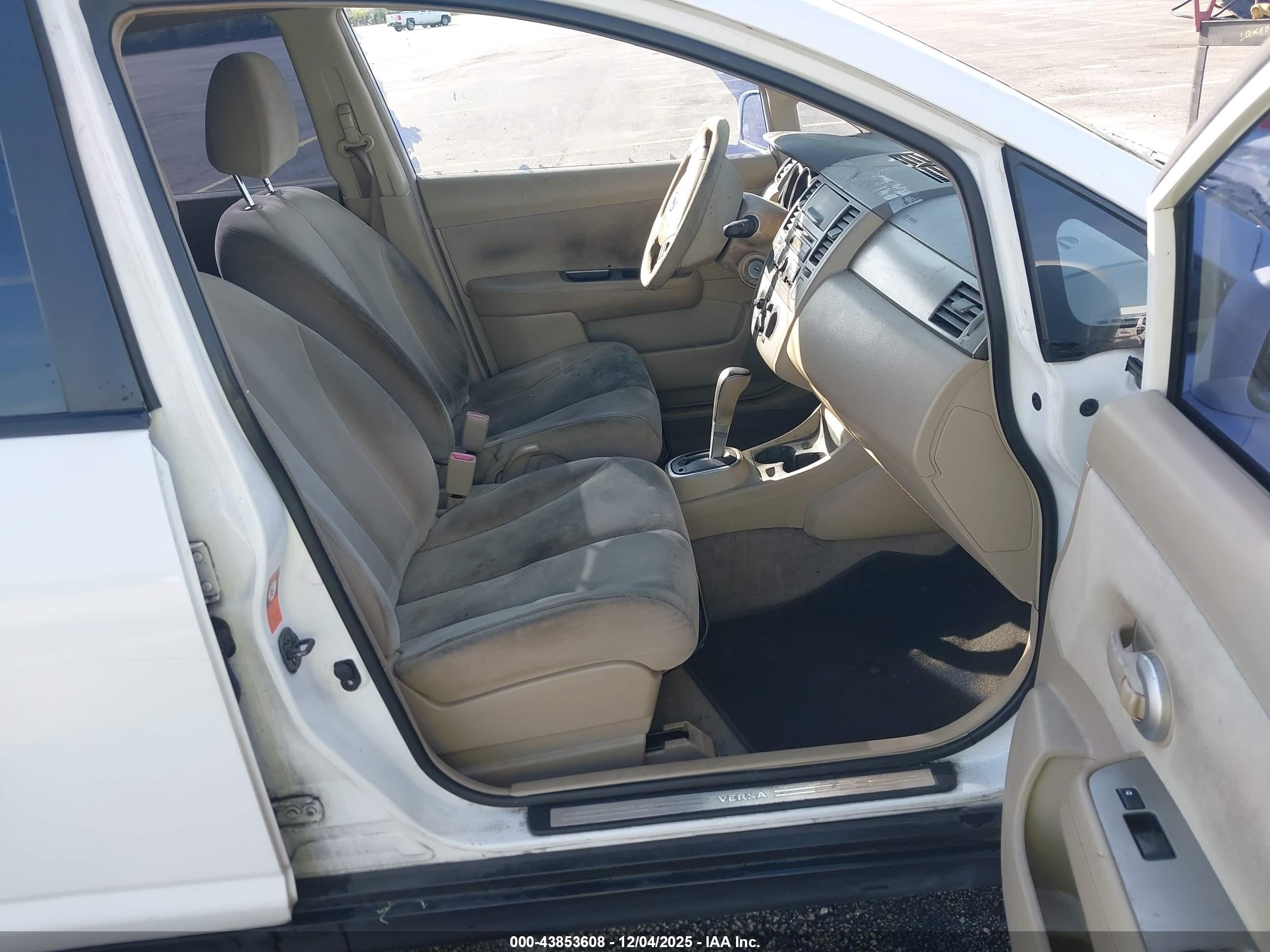 NISSAN VERSA image 5