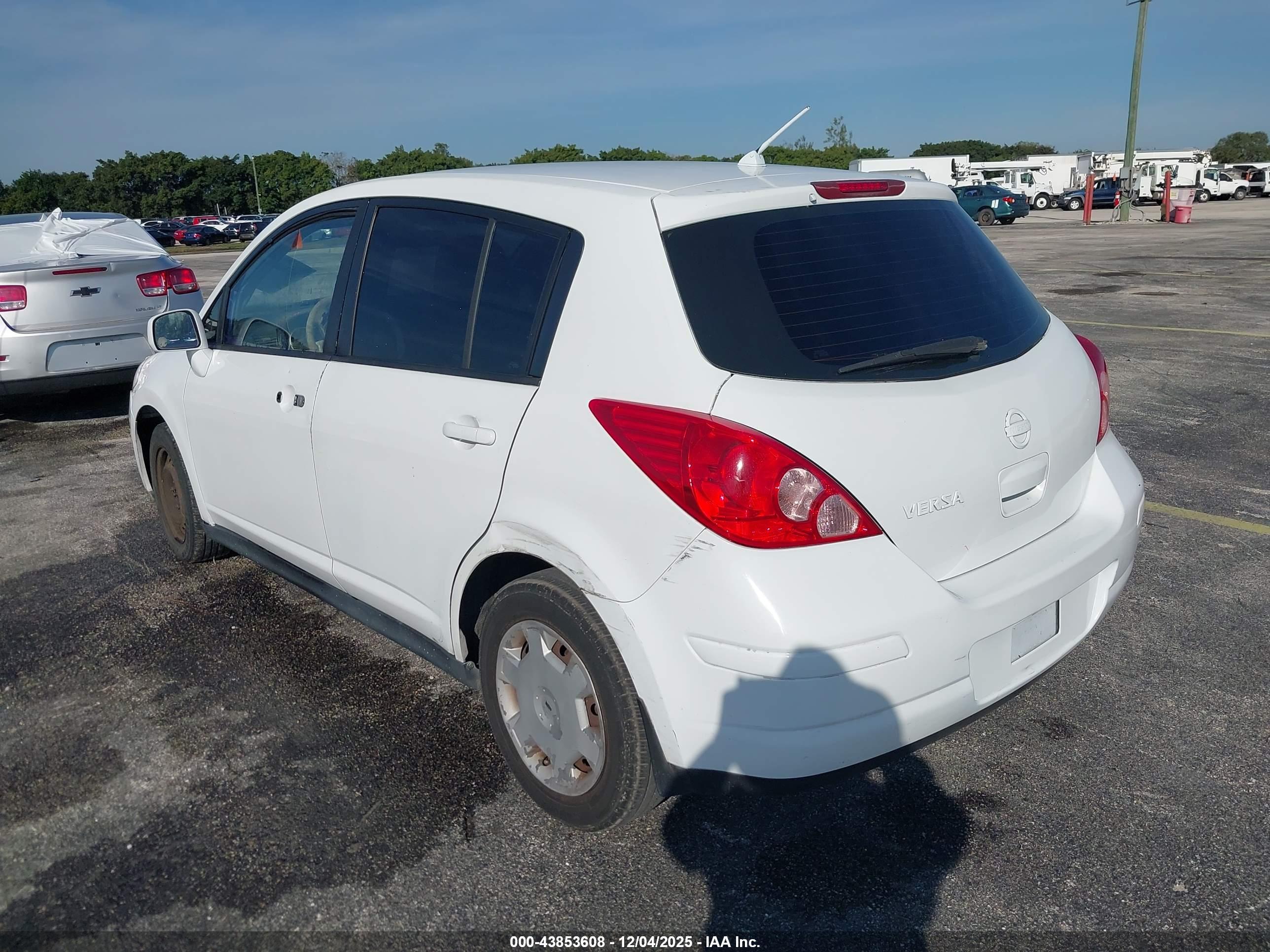 NISSAN VERSA image 6