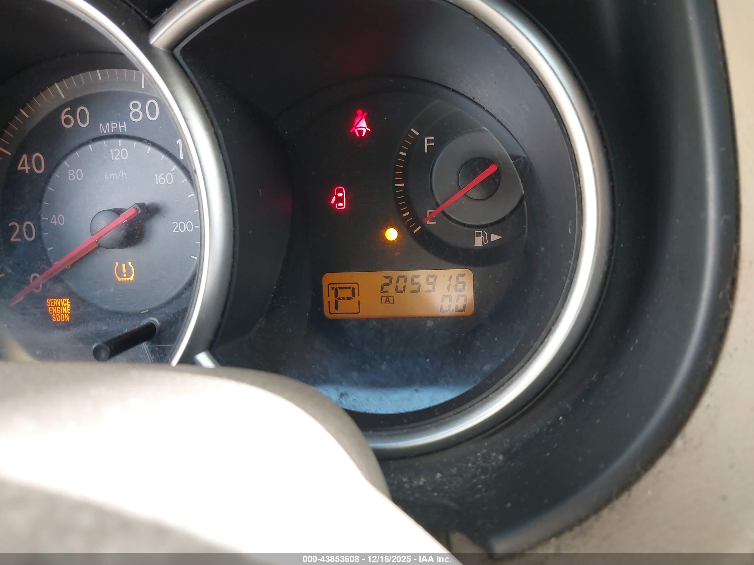 NISSAN VERSA image 7