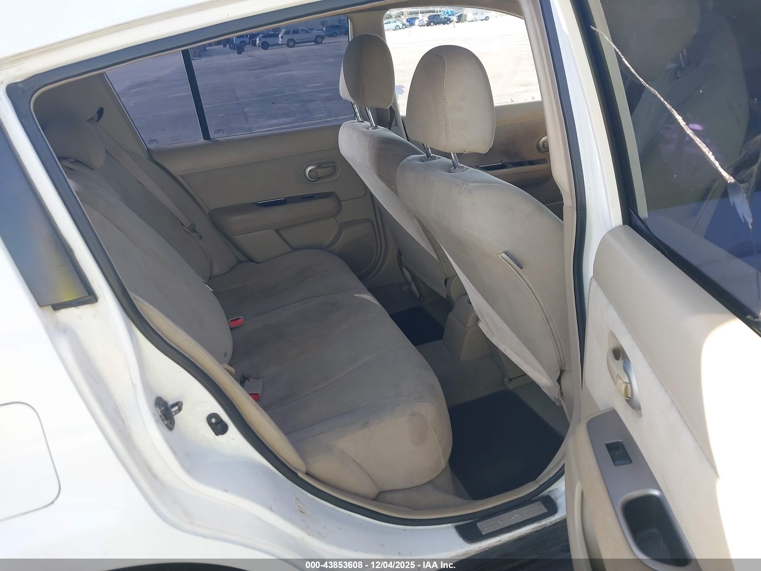 NISSAN VERSA image 8