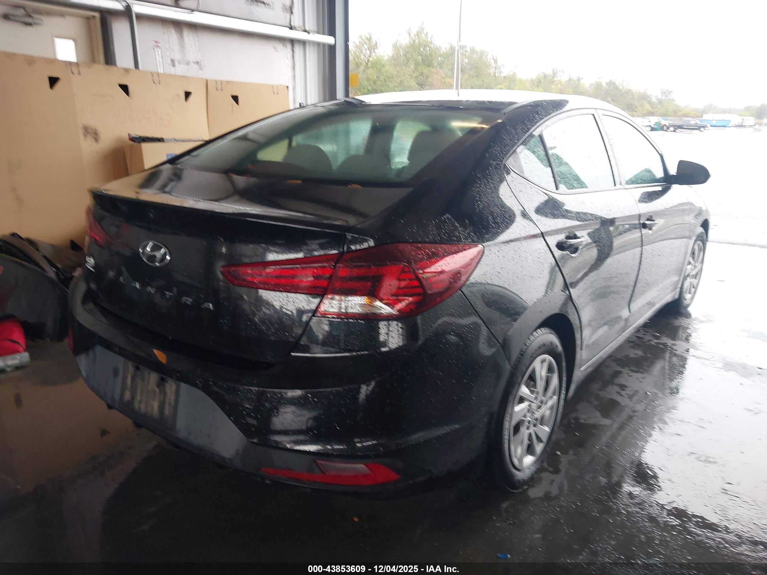 HYUNDAI ELANTRA image 4