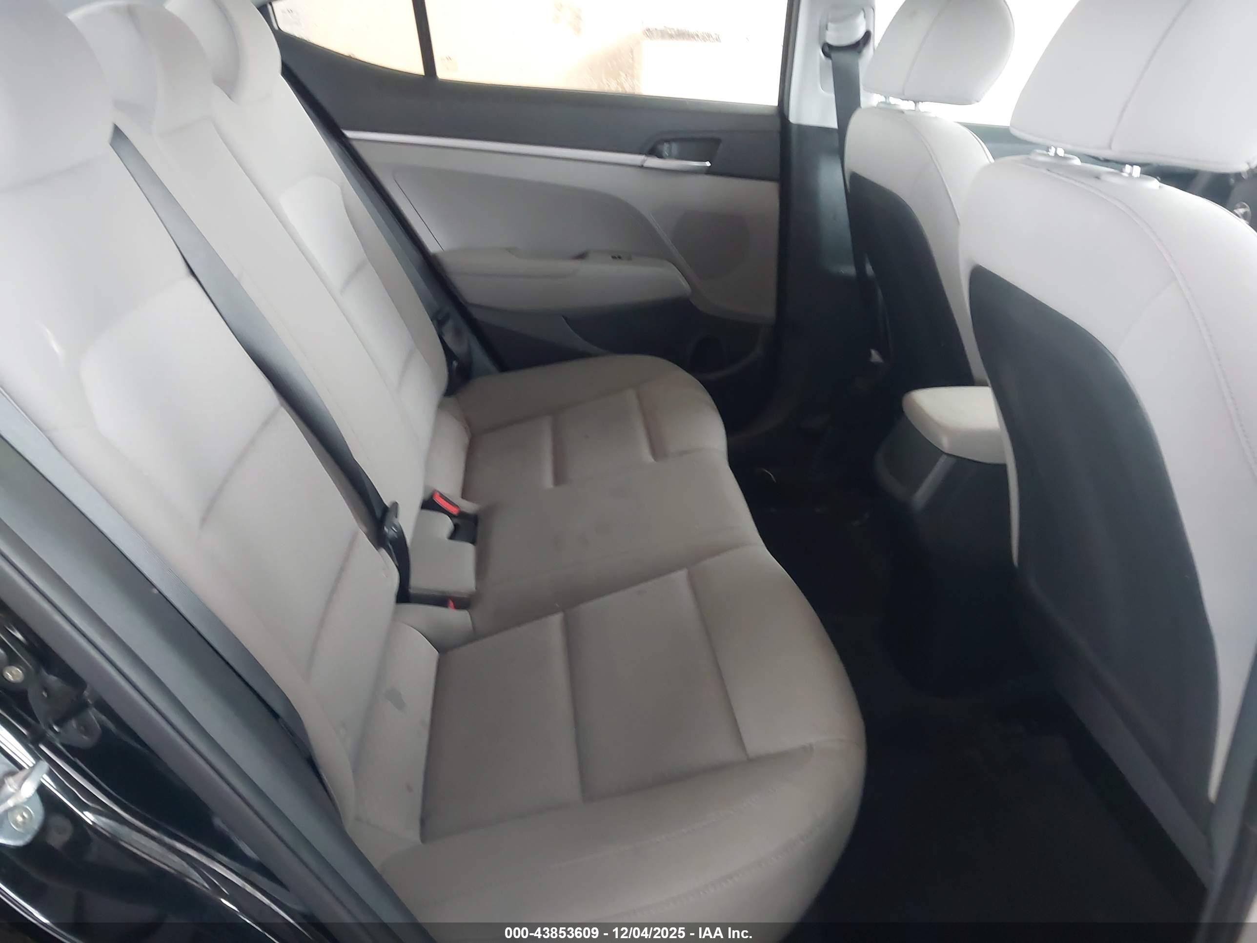 HYUNDAI ELANTRA image 8