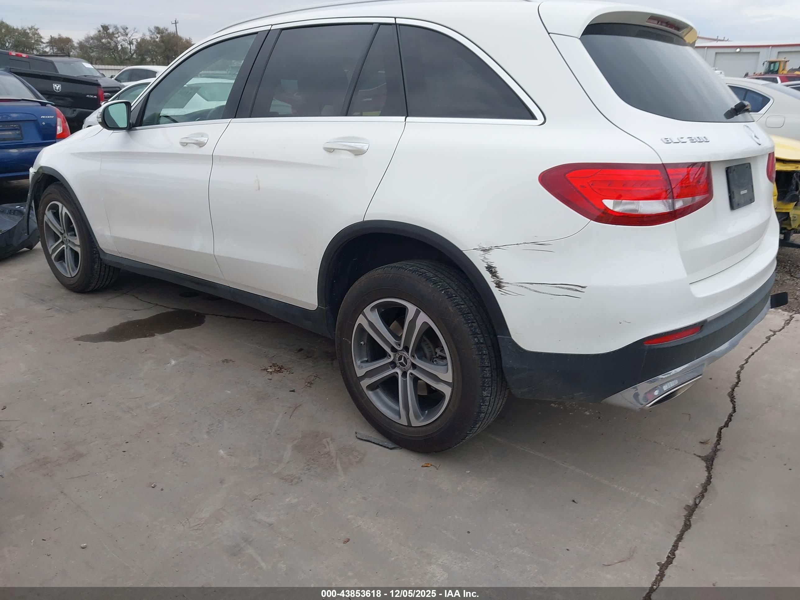 MERCEDES-BENZ GLC image 3
