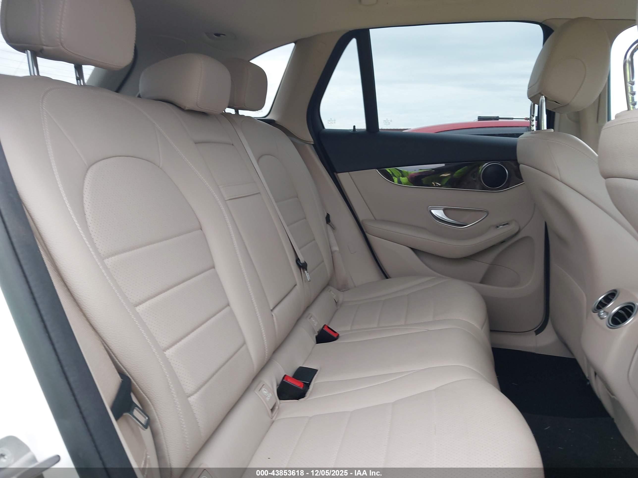 MERCEDES-BENZ GLC image 8