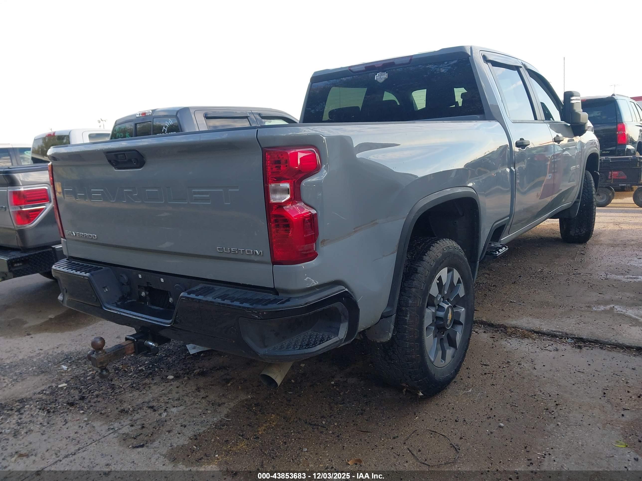 CHEVROLET SILVERADO image 4