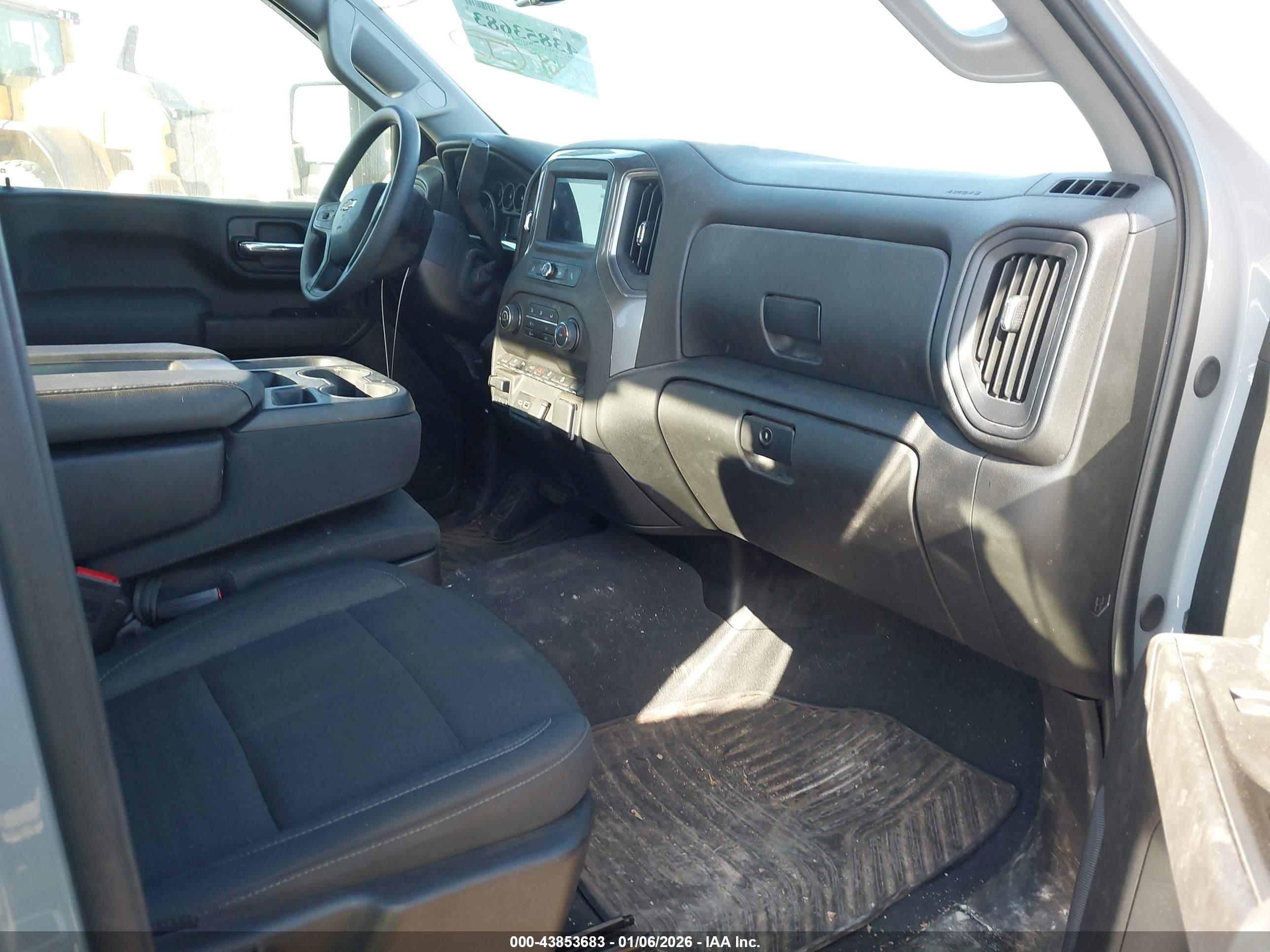 CHEVROLET SILVERADO image 8