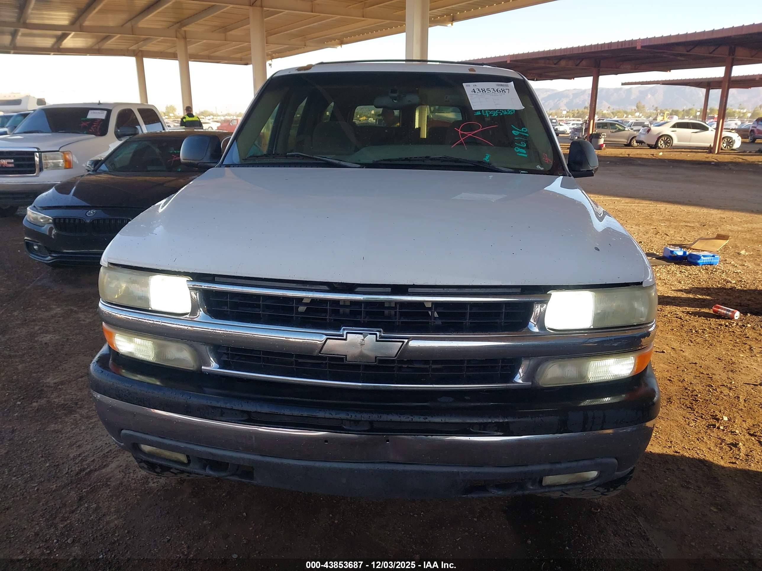 CHEVROLET SUBURBAN image 6