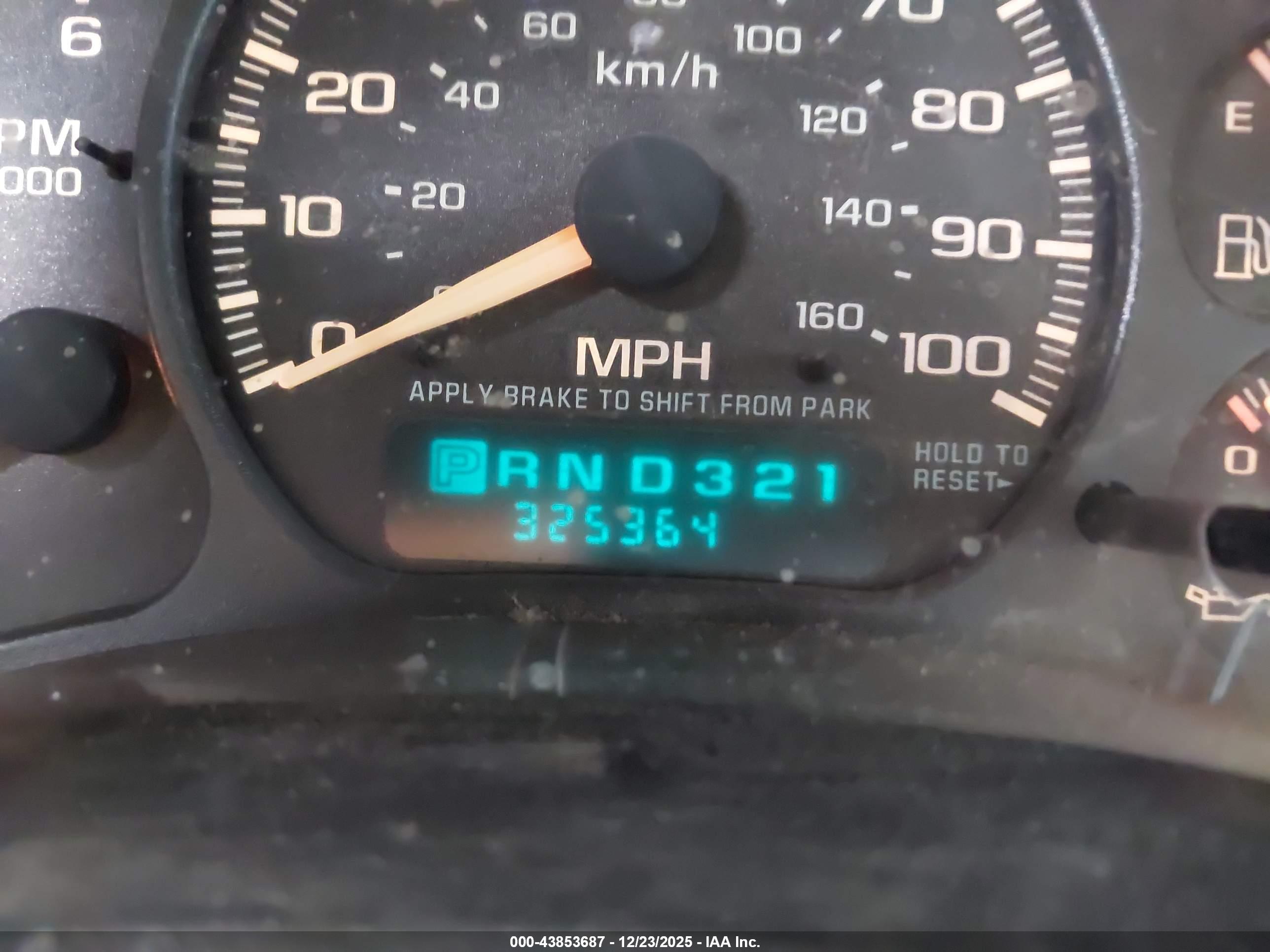 CHEVROLET SUBURBAN image 7