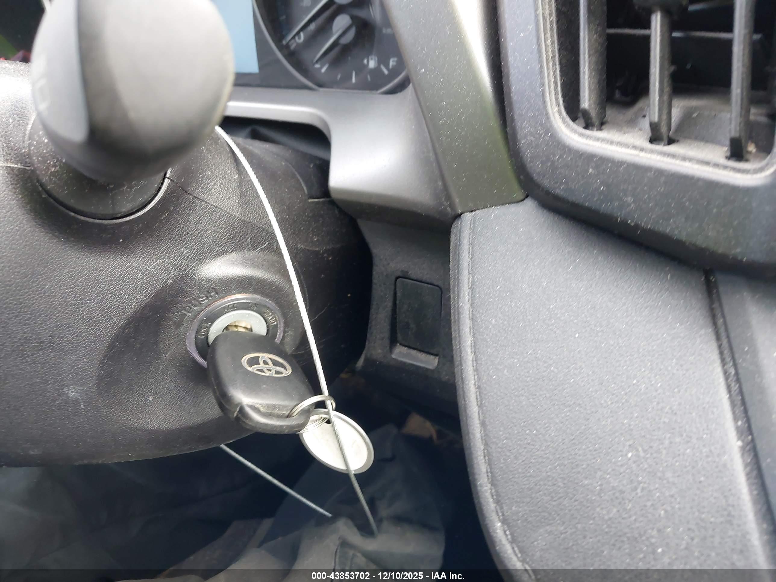 TOYOTA RAV4 image 11