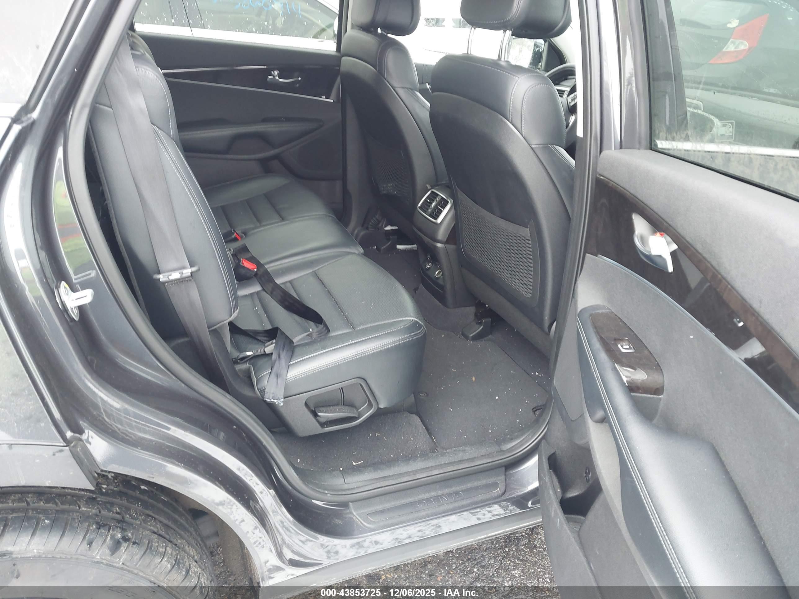 KIA SORENTO image 8