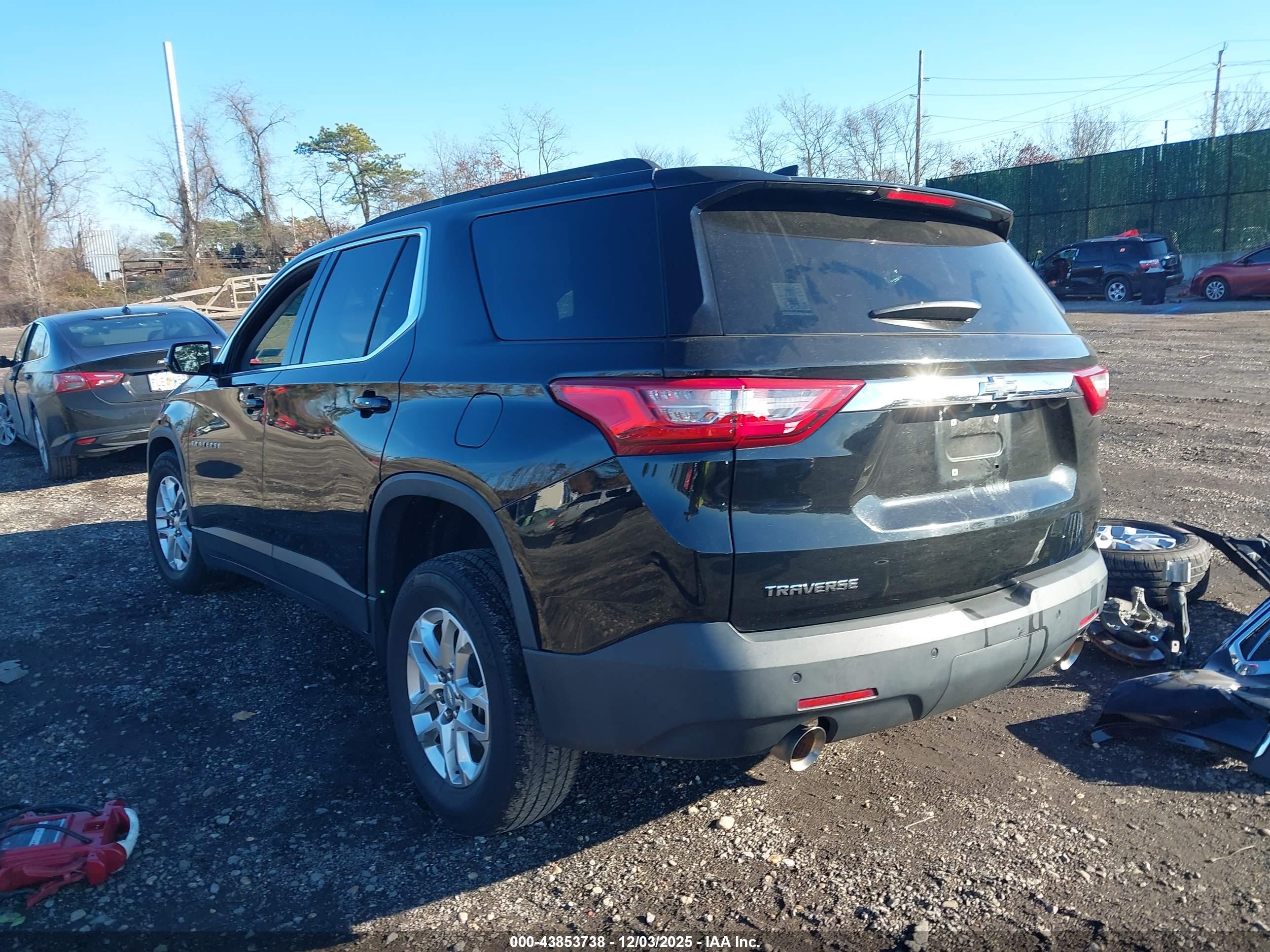 CHEVROLET TRAVERSE image 3