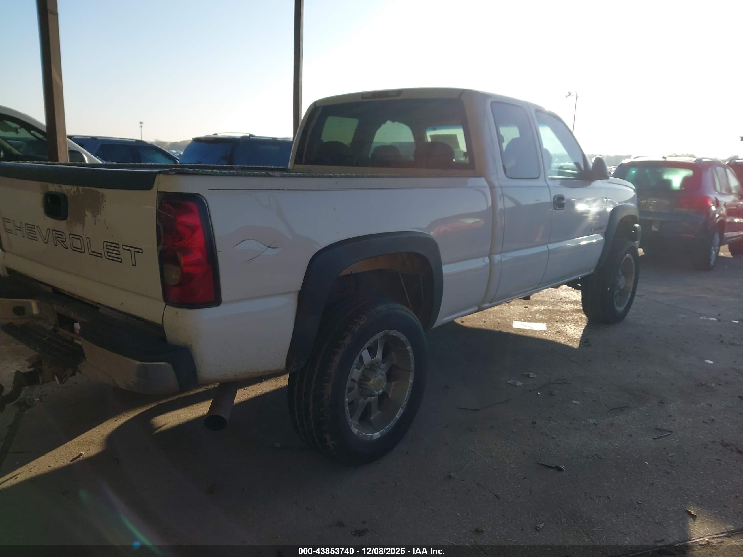CHEVROLET SILVERADO image 4