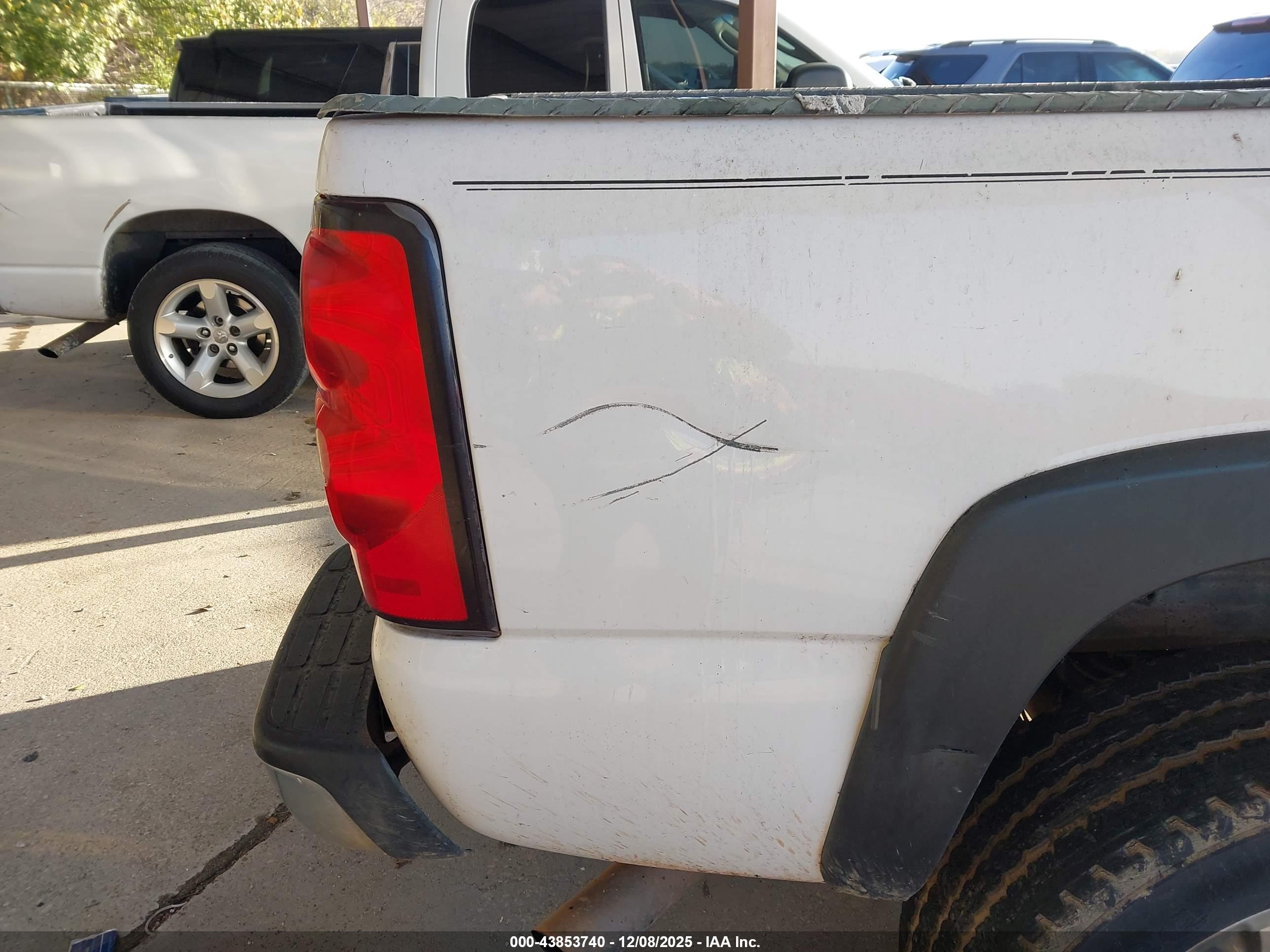 CHEVROLET SILVERADO image 6