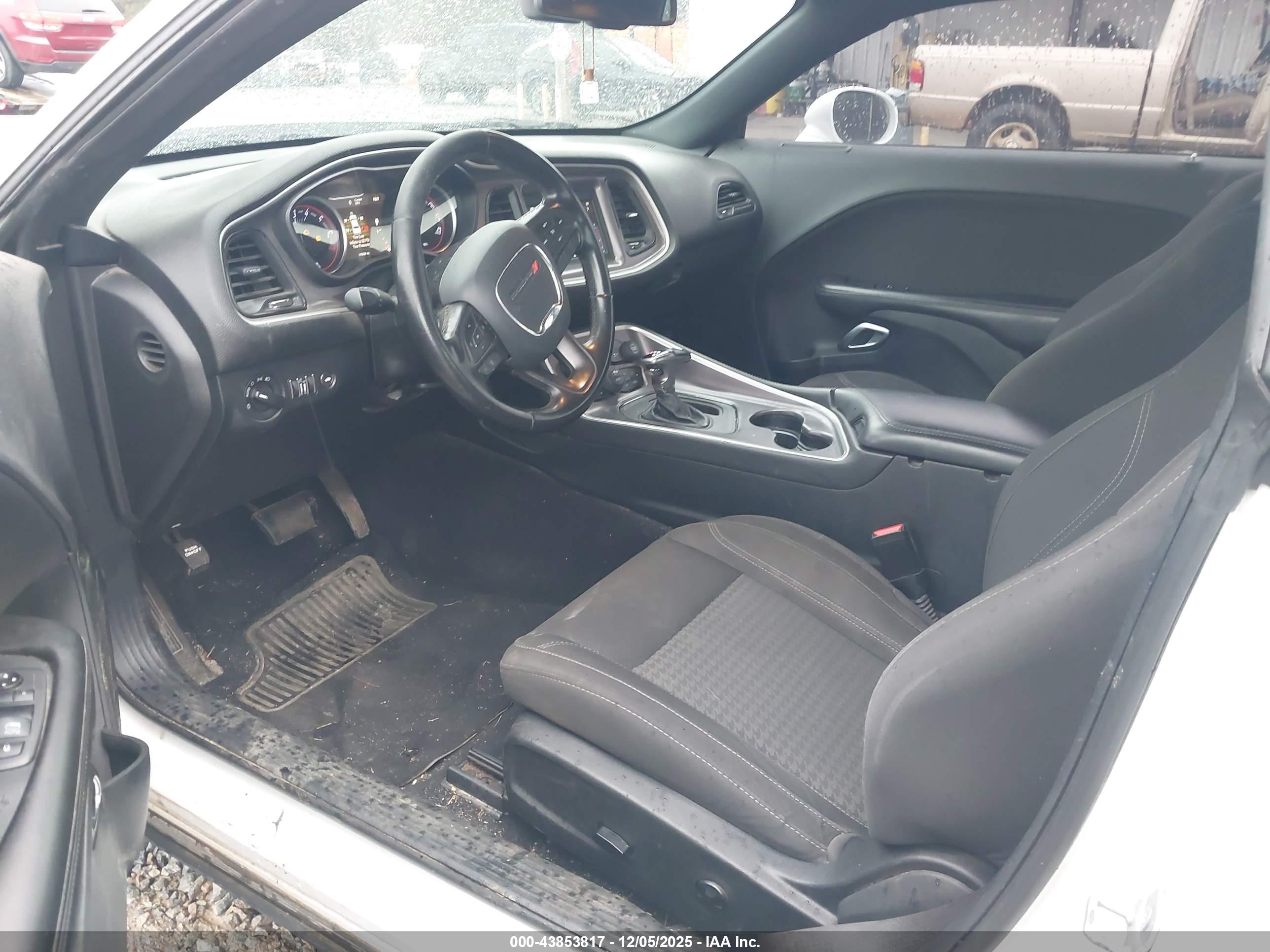 DODGE CHALLENGER image 5