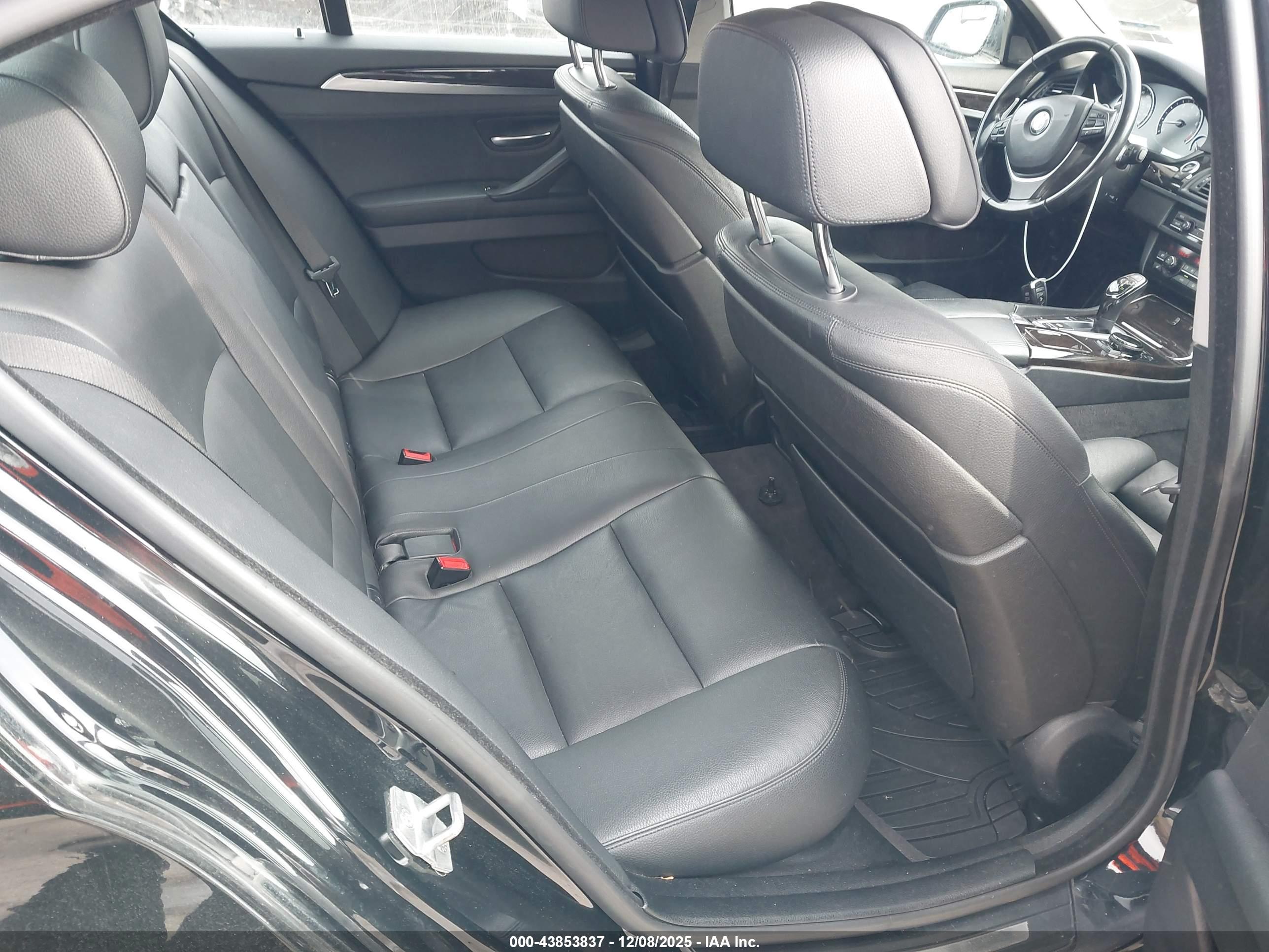 BMW 550I image 8