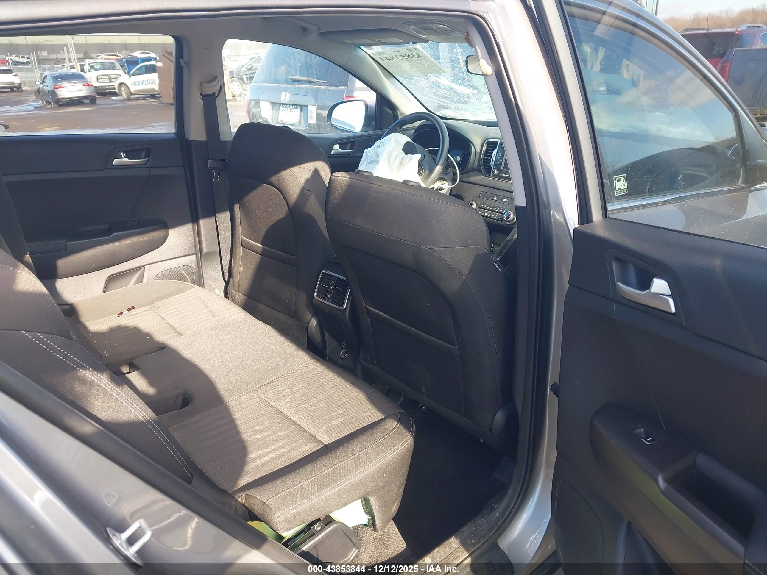 KIA SPORTAGE image 8