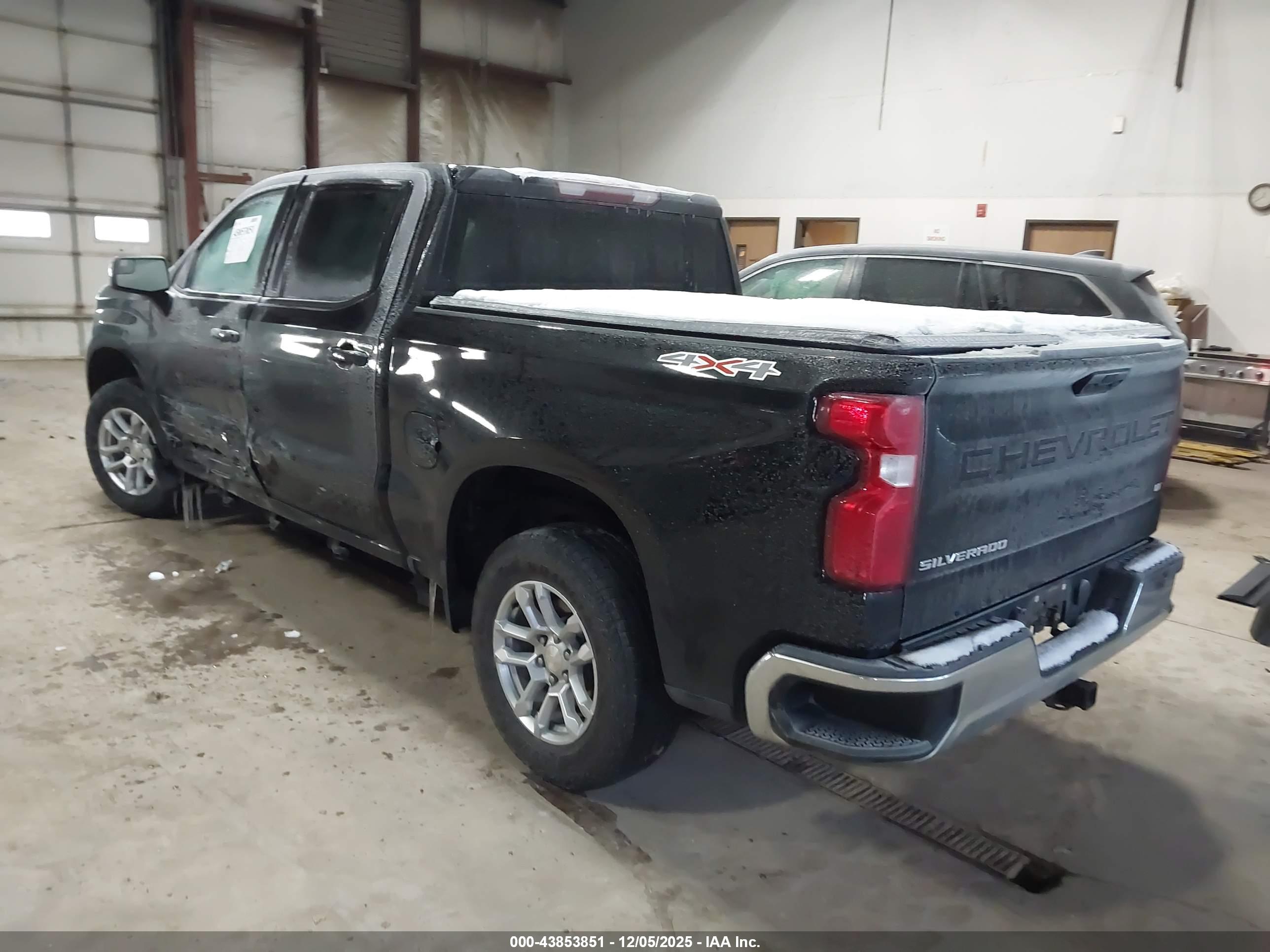 CHEVROLET SILVERADO image 3
