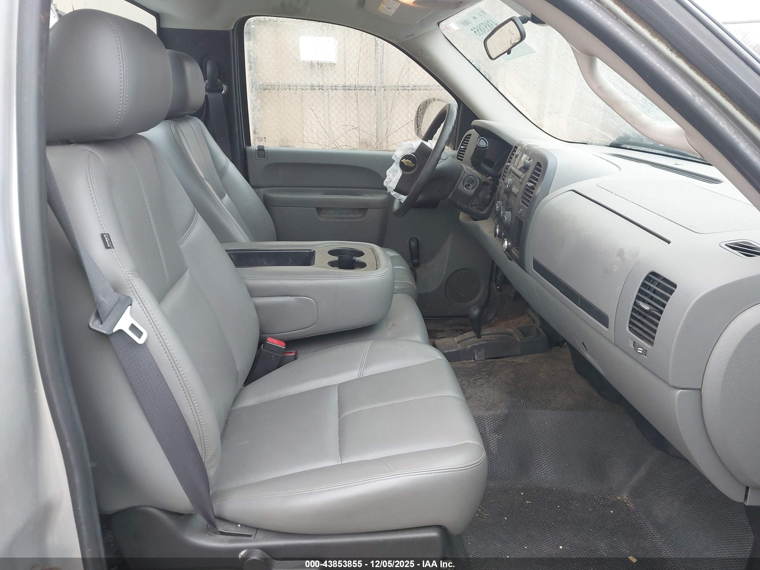 CHEVROLET SILVERADO image 5