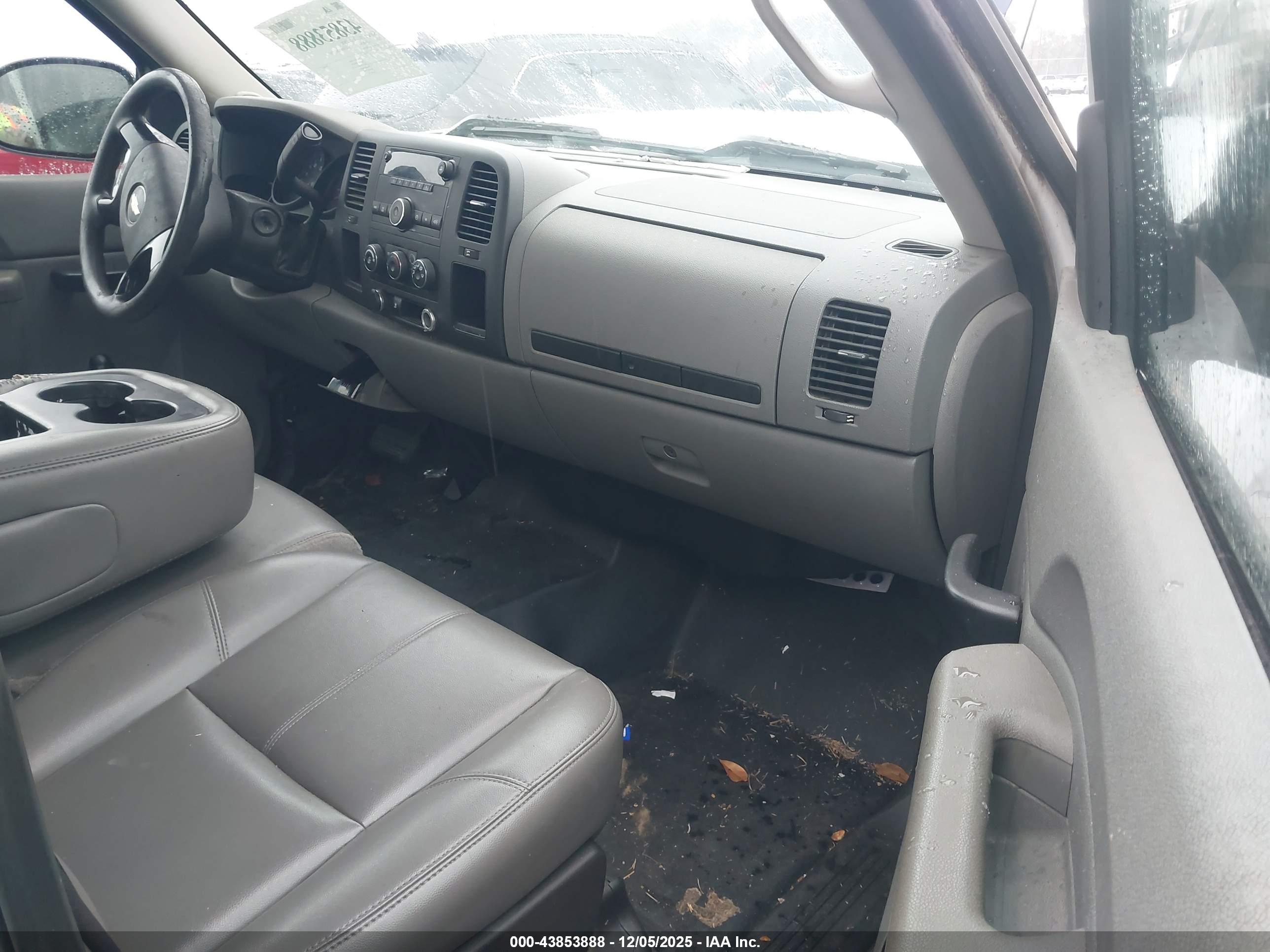 CHEVROLET SILVERADO image 5