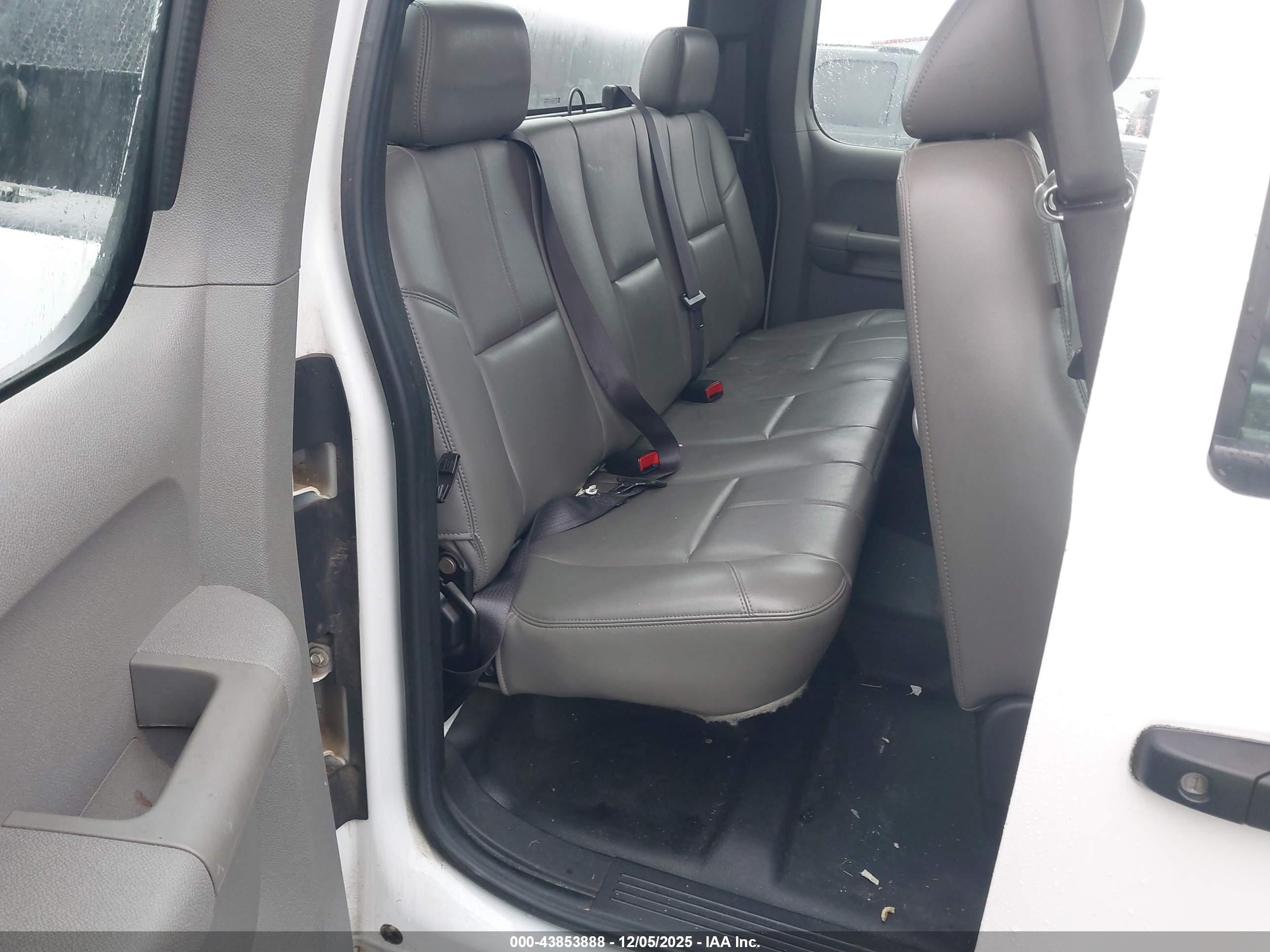 CHEVROLET SILVERADO image 8