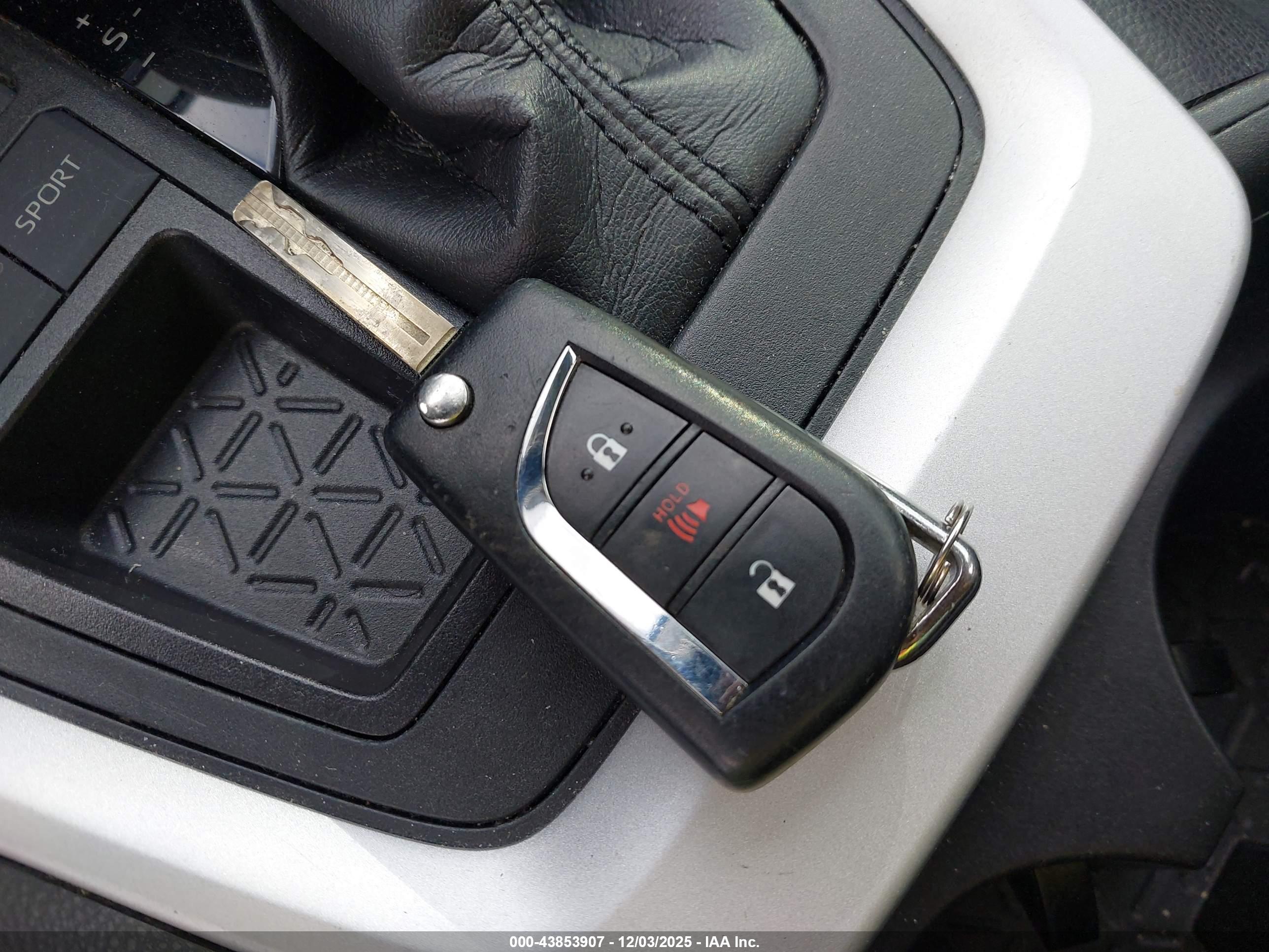 TOYOTA RAV4 image 11