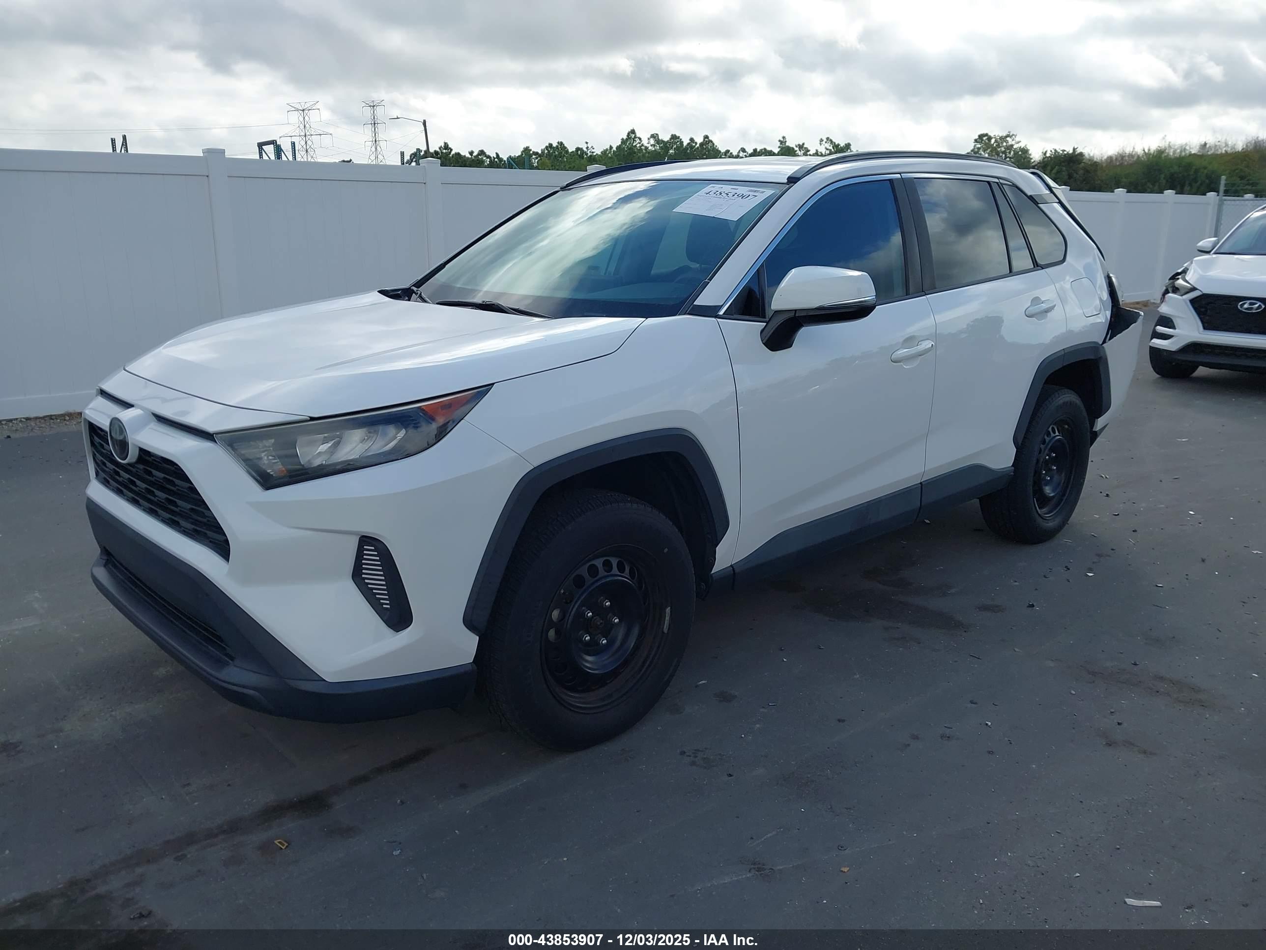 TOYOTA RAV4 image 2