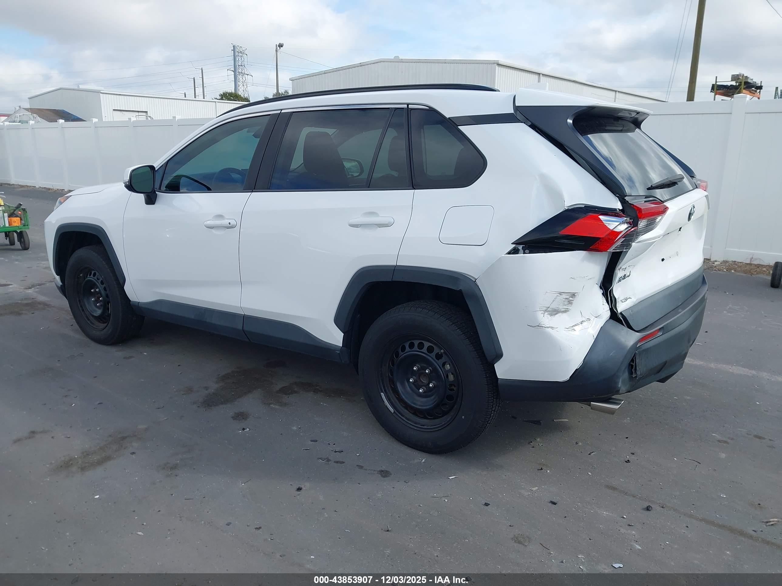 TOYOTA RAV4 image 3