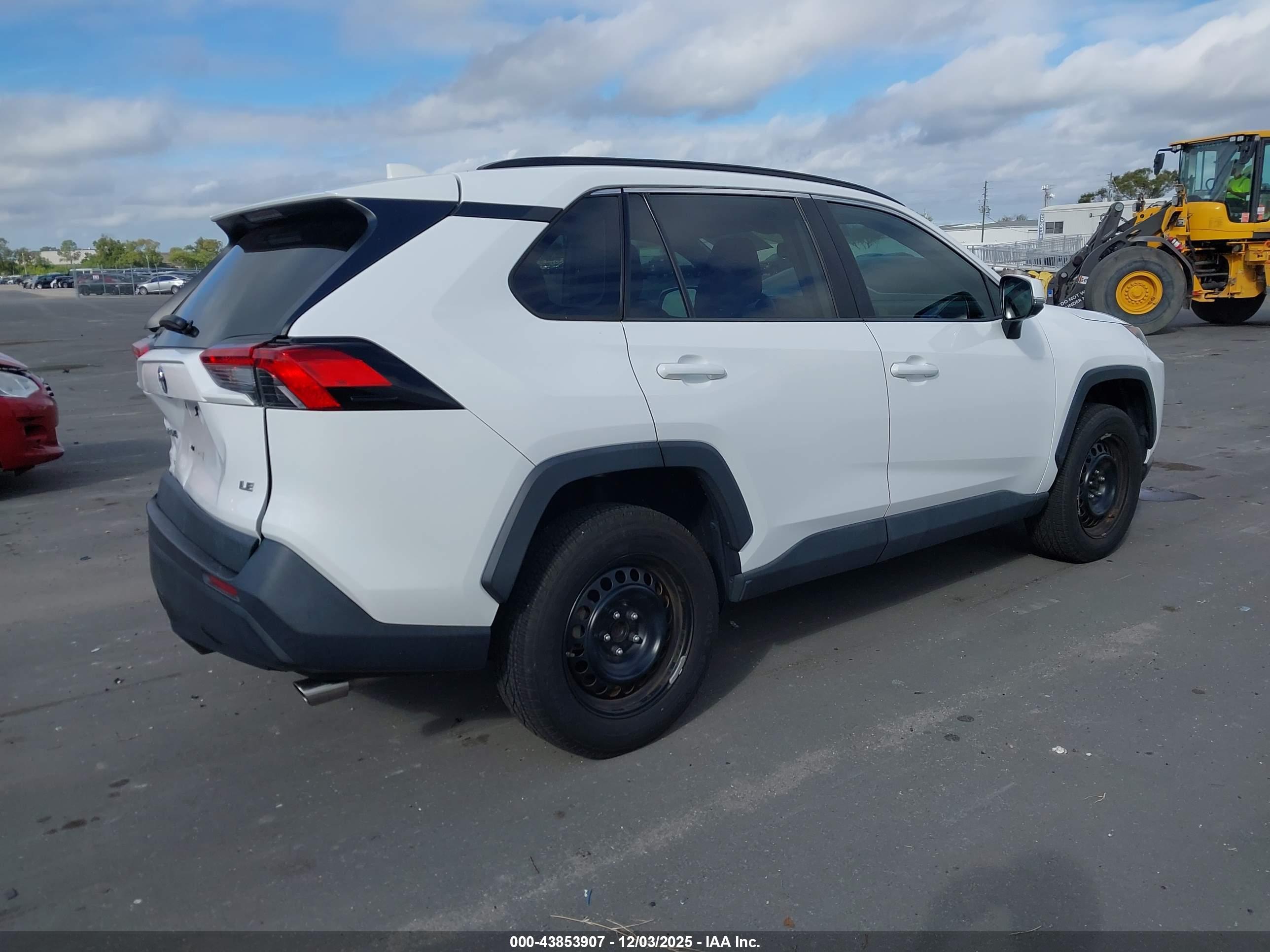TOYOTA RAV4 image 4