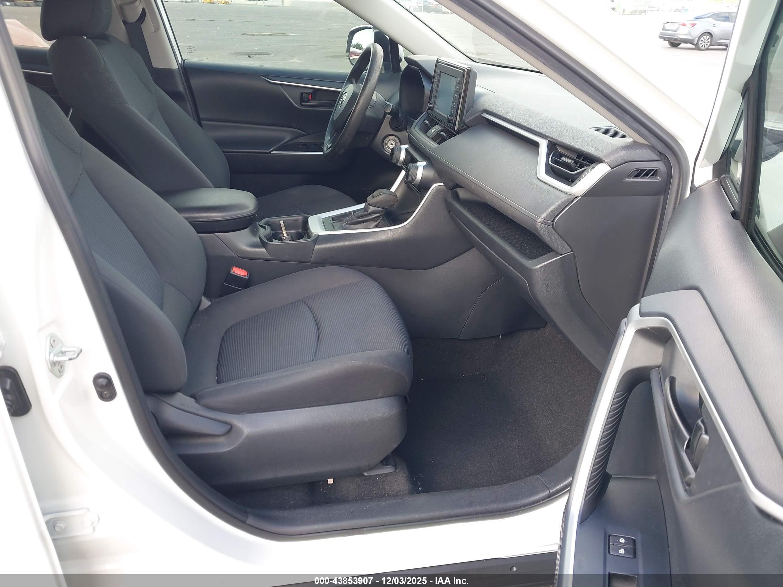 TOYOTA RAV4 image 5