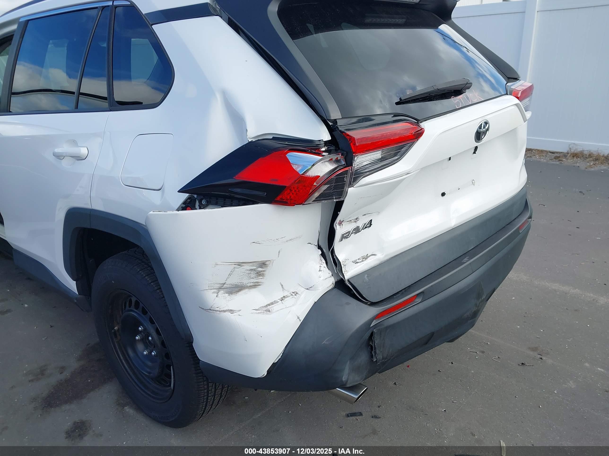 TOYOTA RAV4 image 6