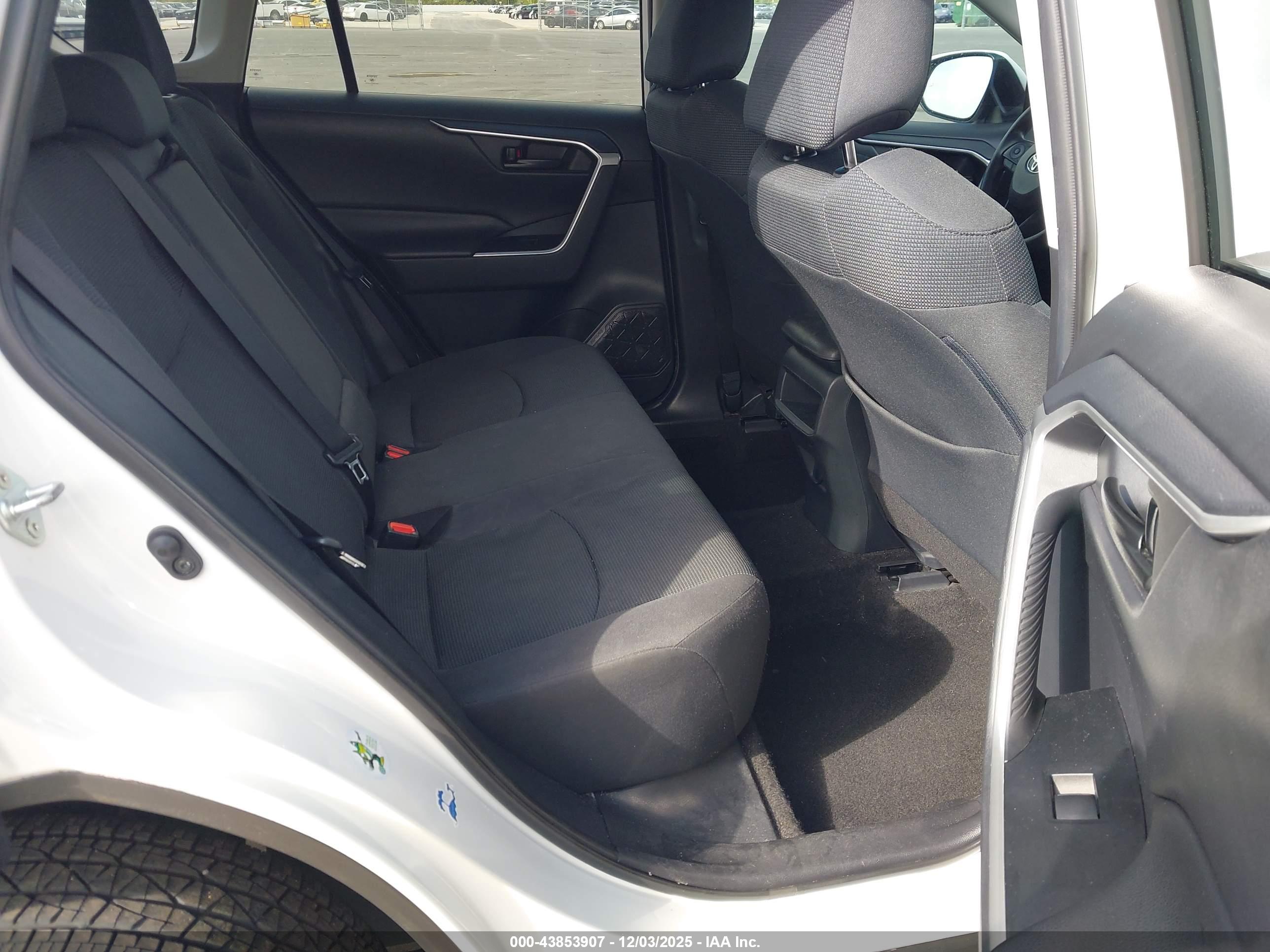 TOYOTA RAV4 image 8
