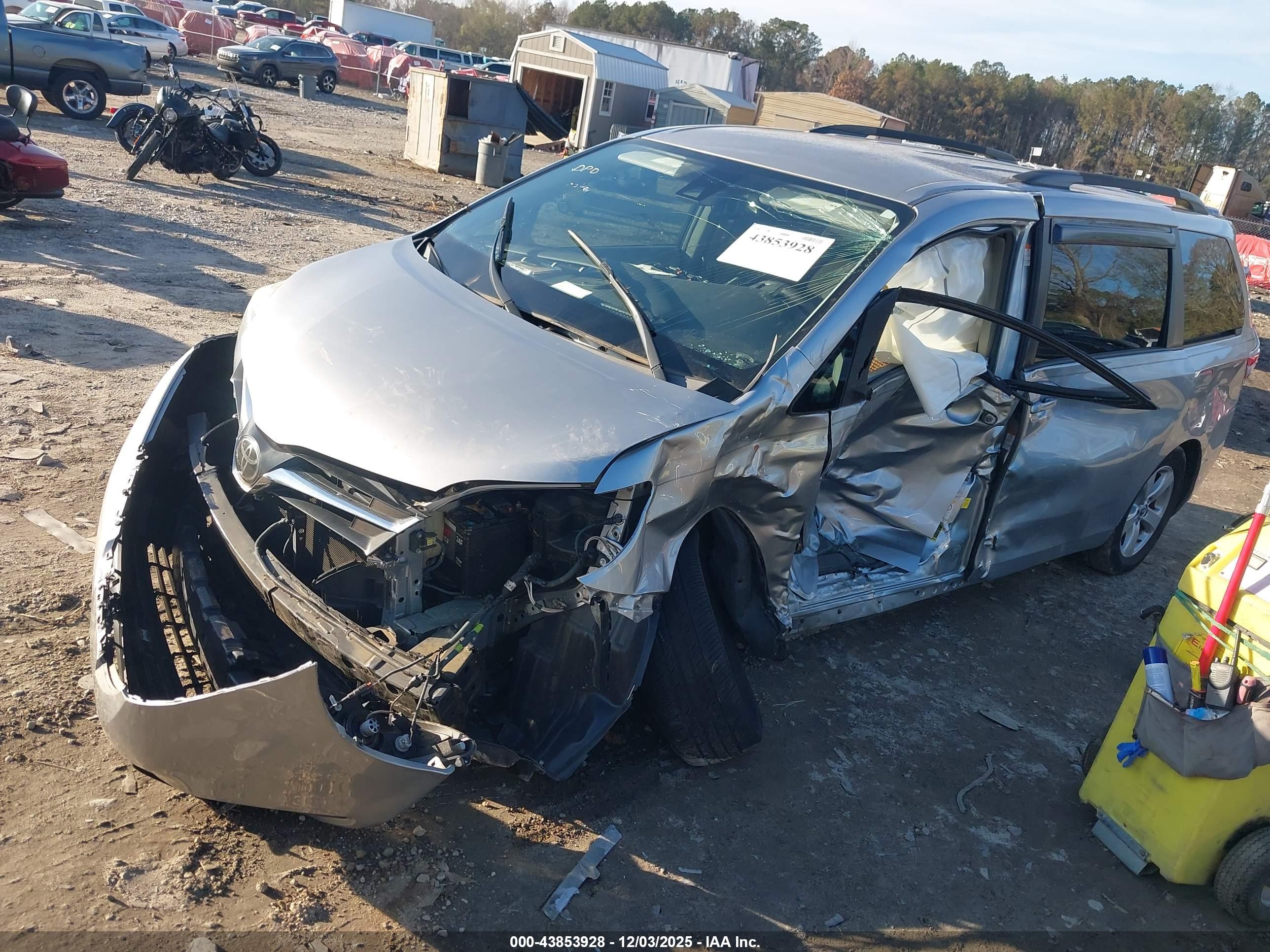 TOYOTA SIENNA image 2