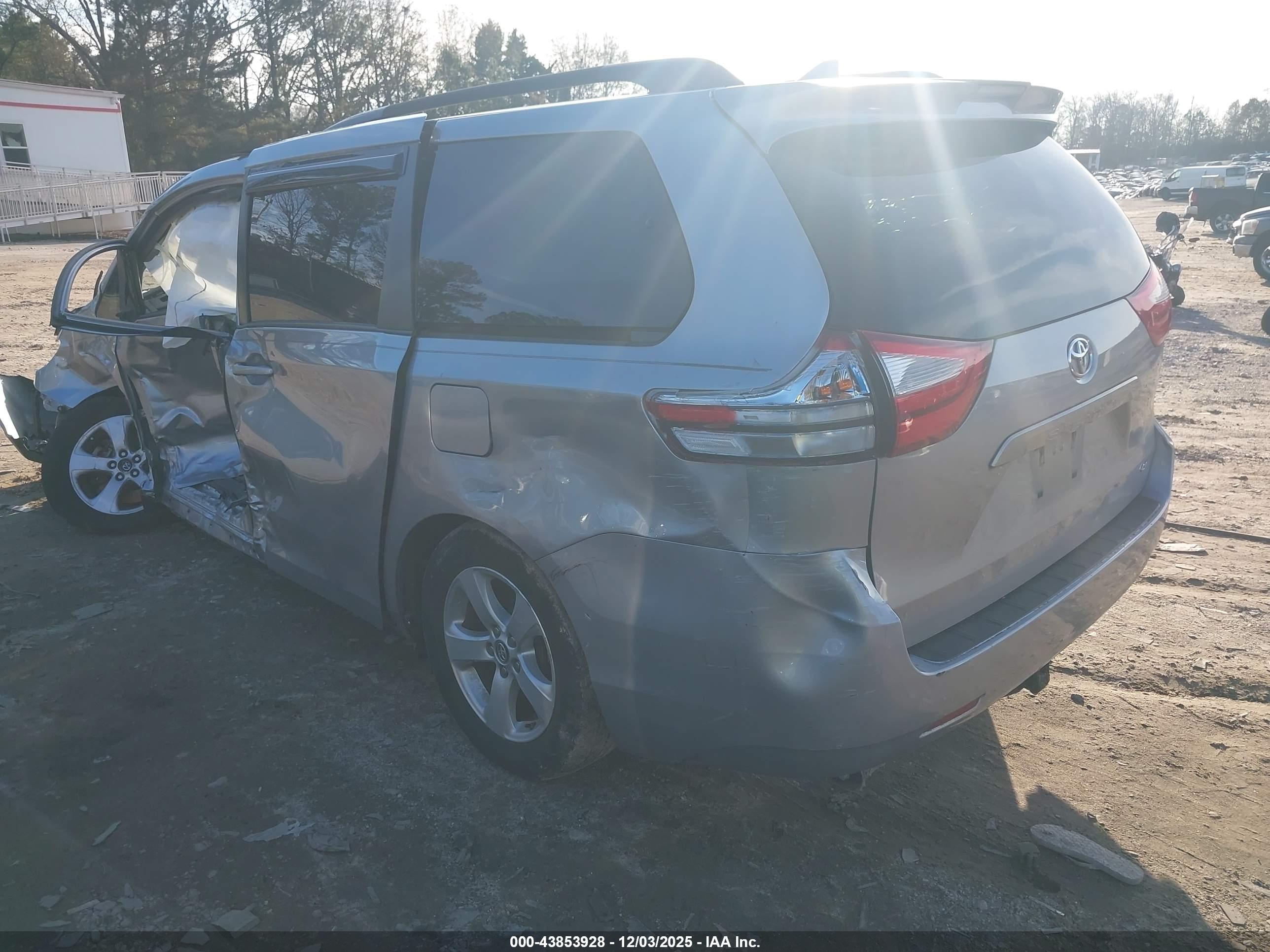 TOYOTA SIENNA image 3