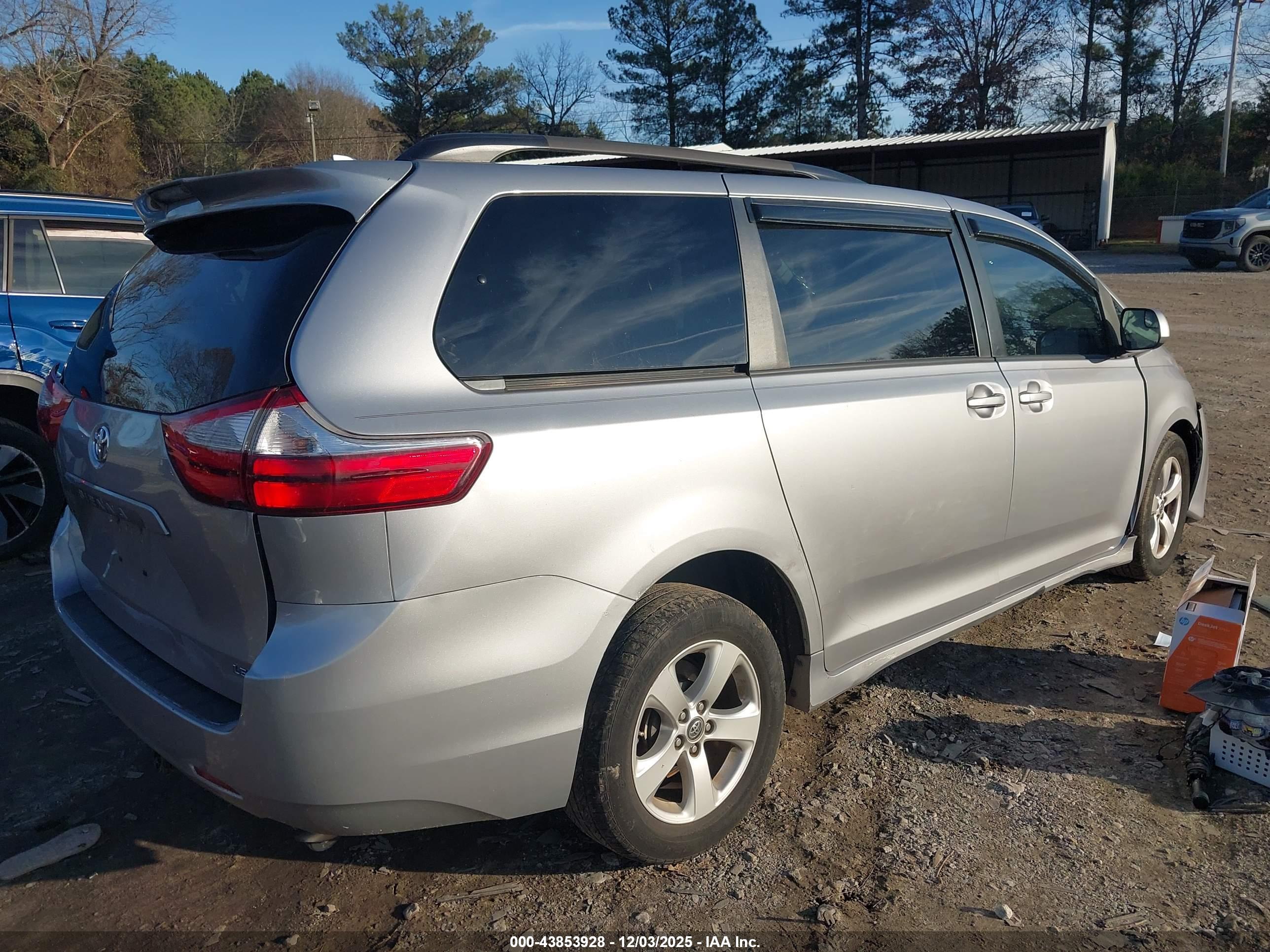 TOYOTA SIENNA image 4