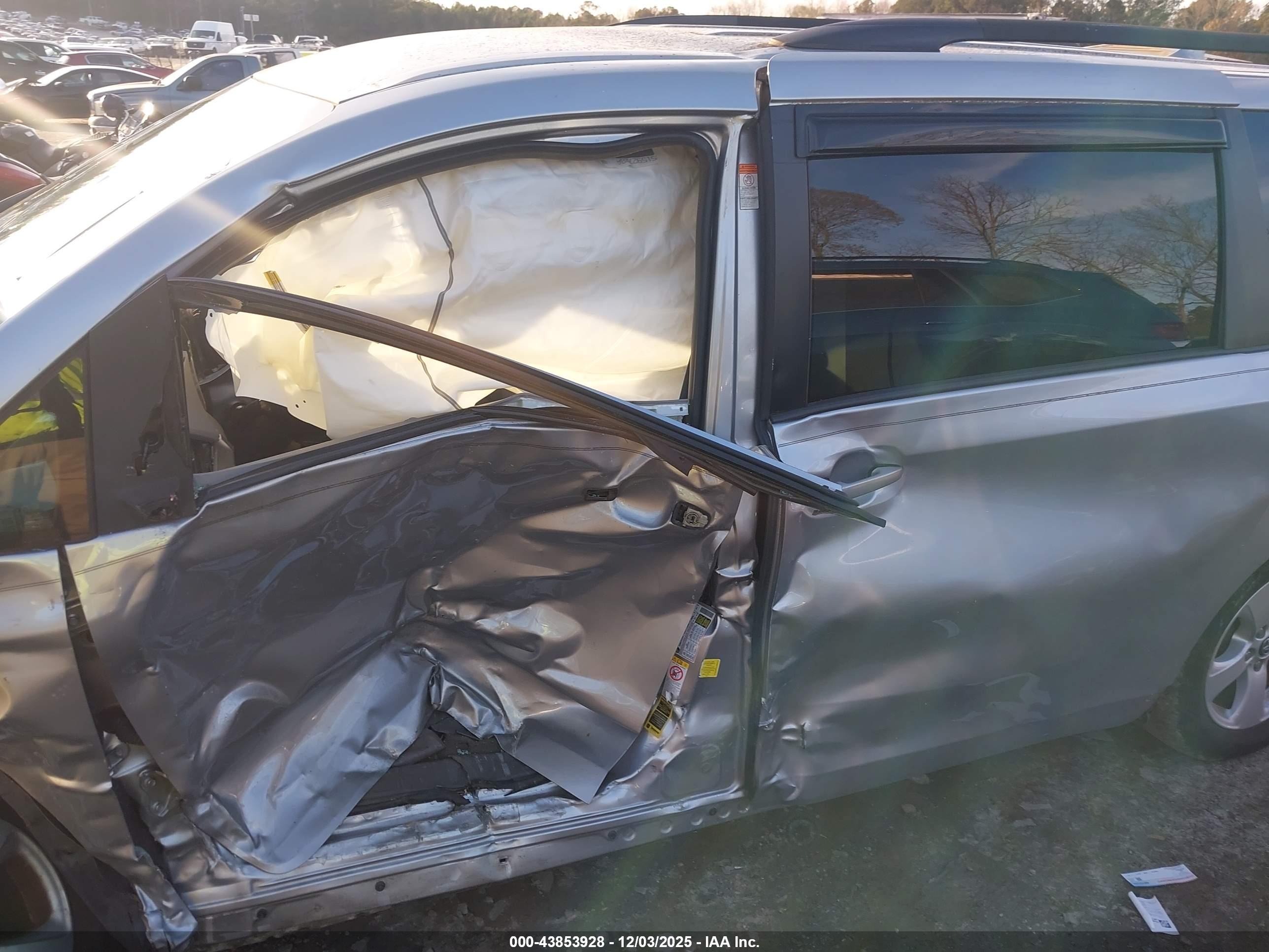 TOYOTA SIENNA image 6