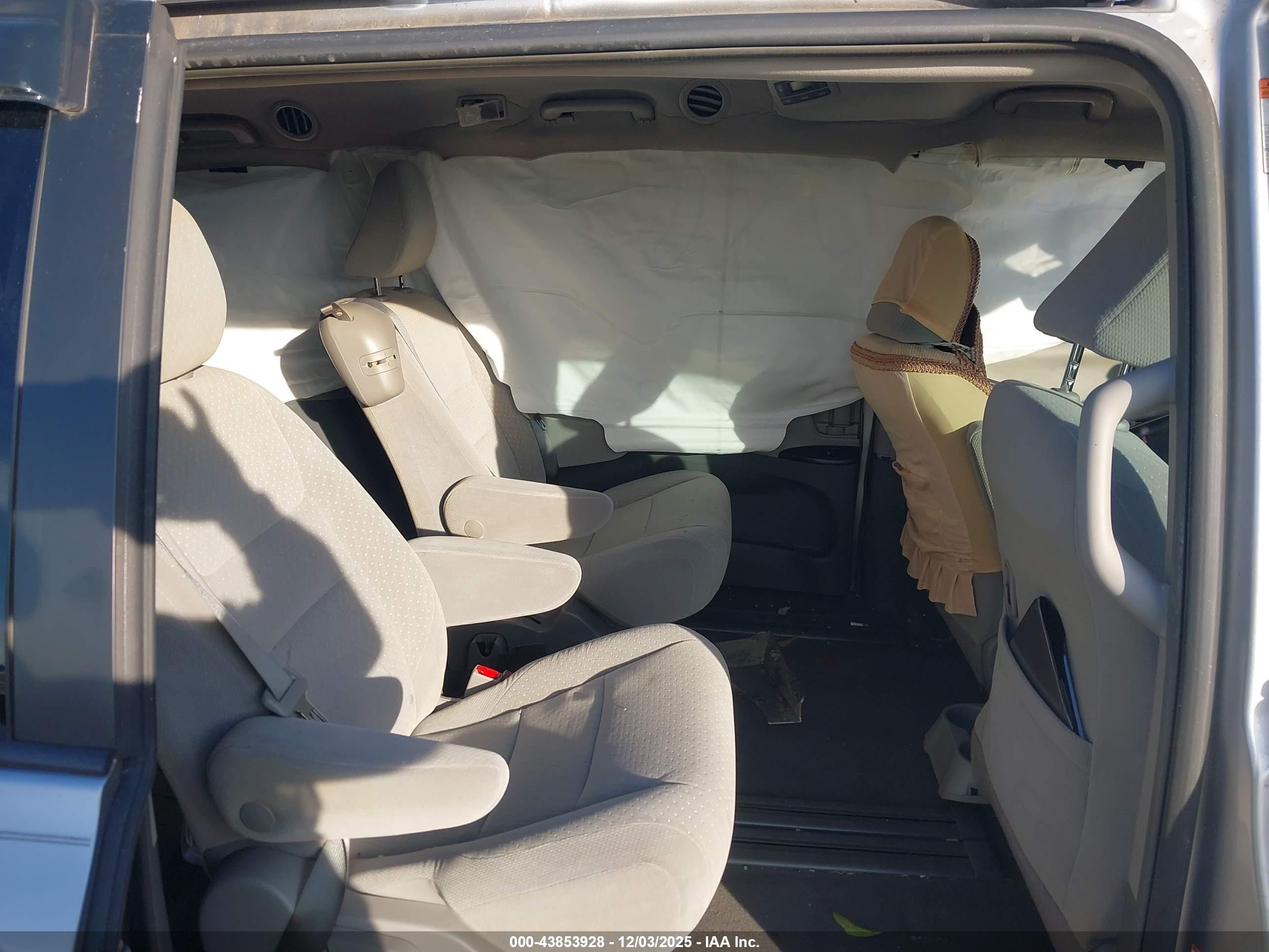 TOYOTA SIENNA image 8
