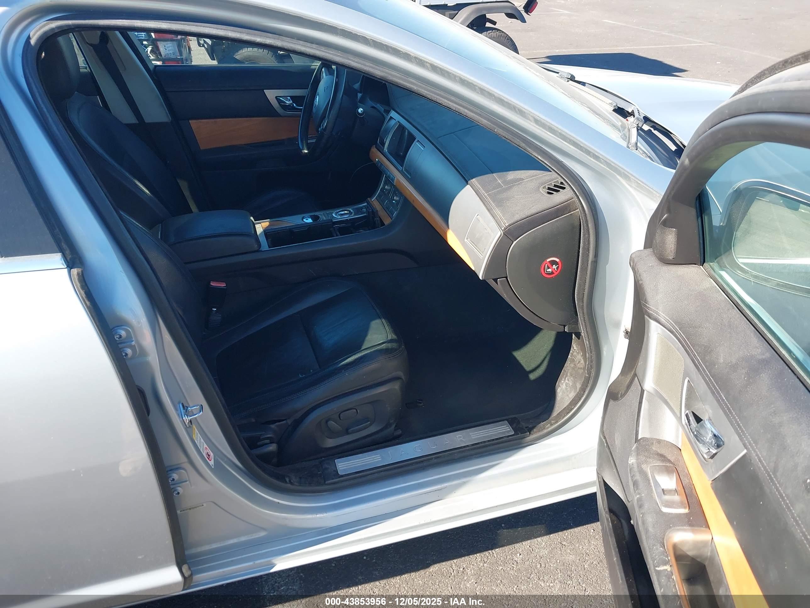 JAGUAR XF image 5