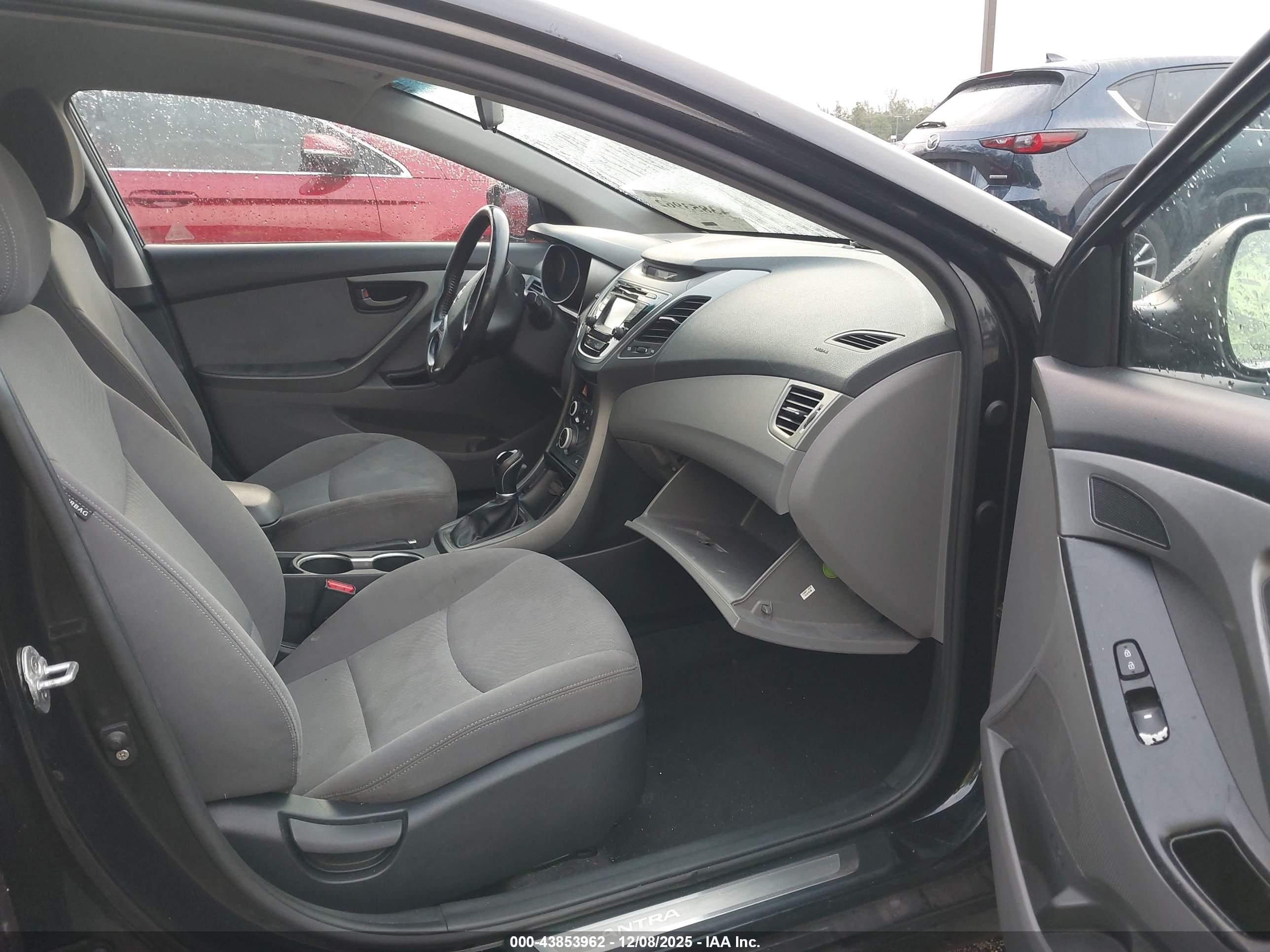 HYUNDAI ELANTRA image 5