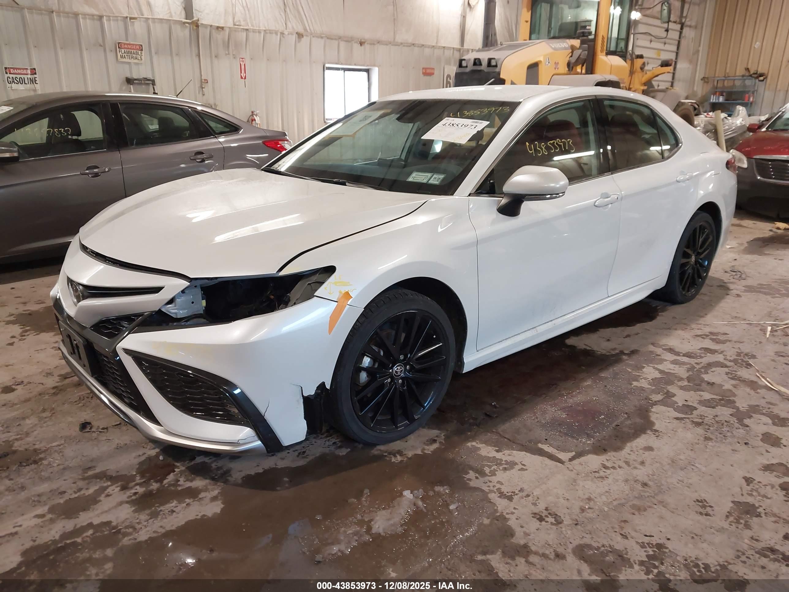 TOYOTA CAMRY image 2
