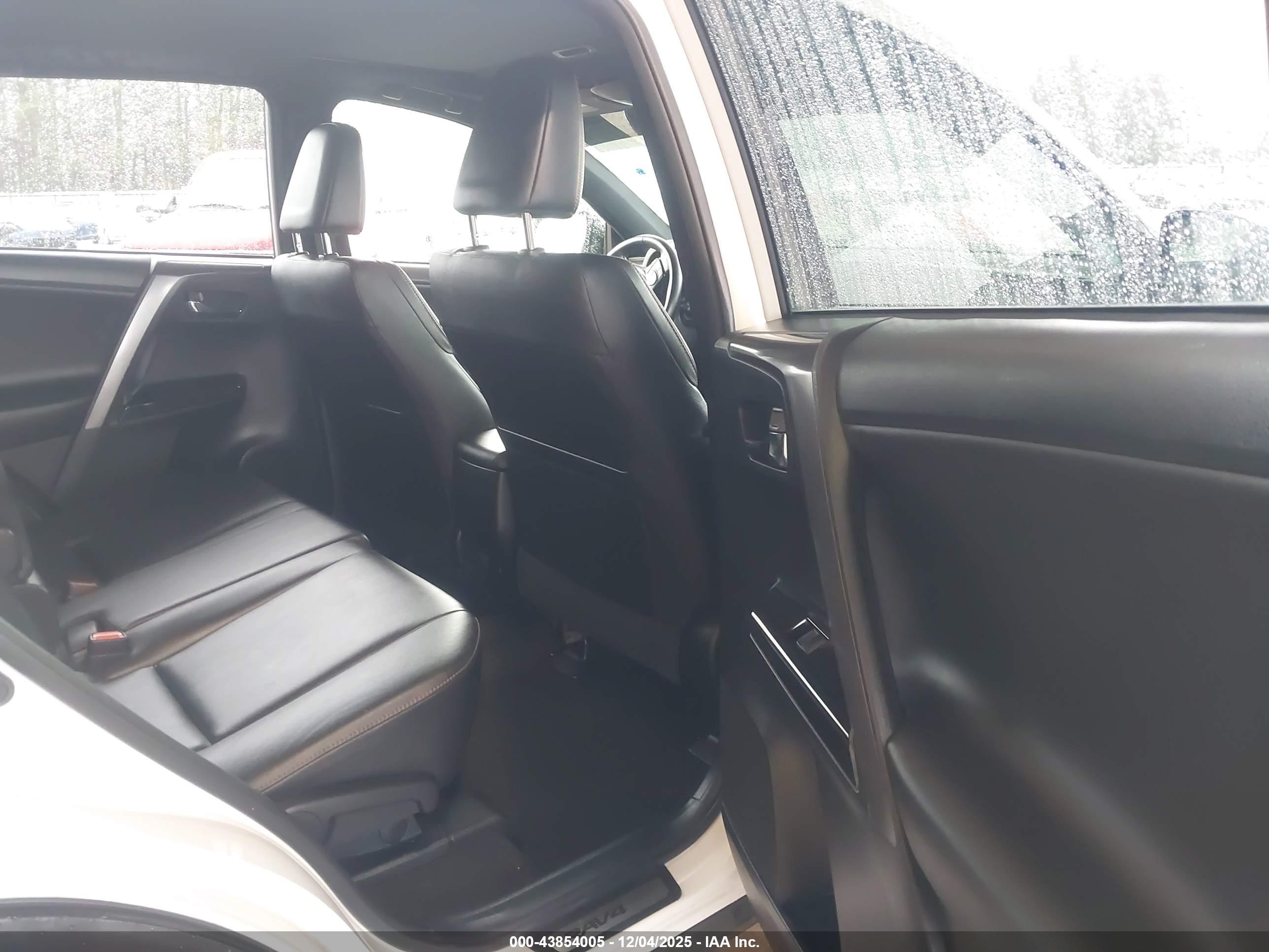 TOYOTA RAV4 image 8