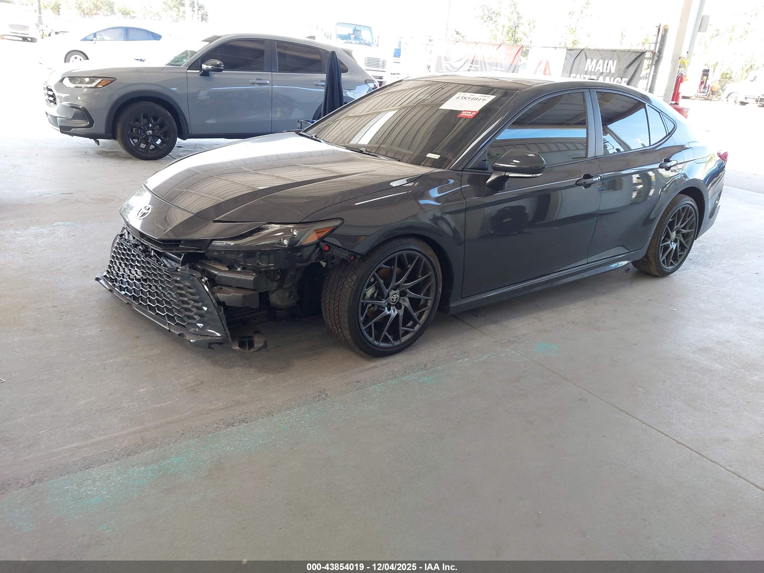 TOYOTA CAMRY image 2