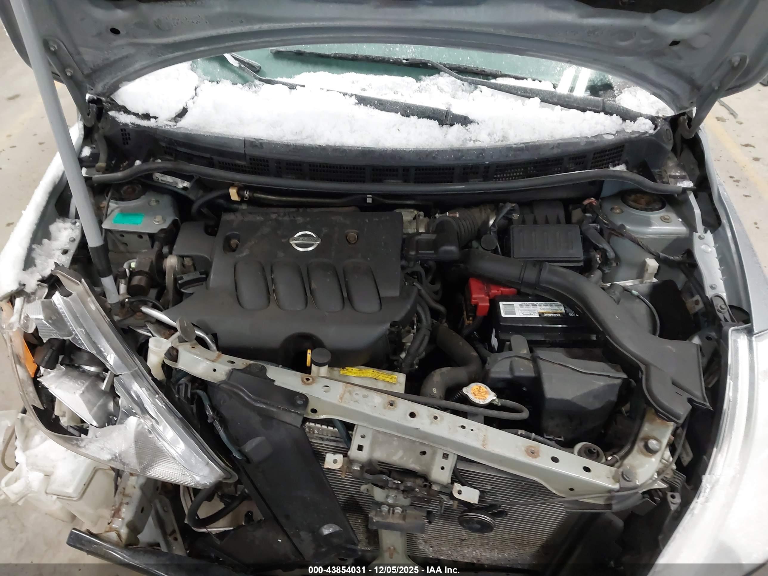 NISSAN VERSA image 10