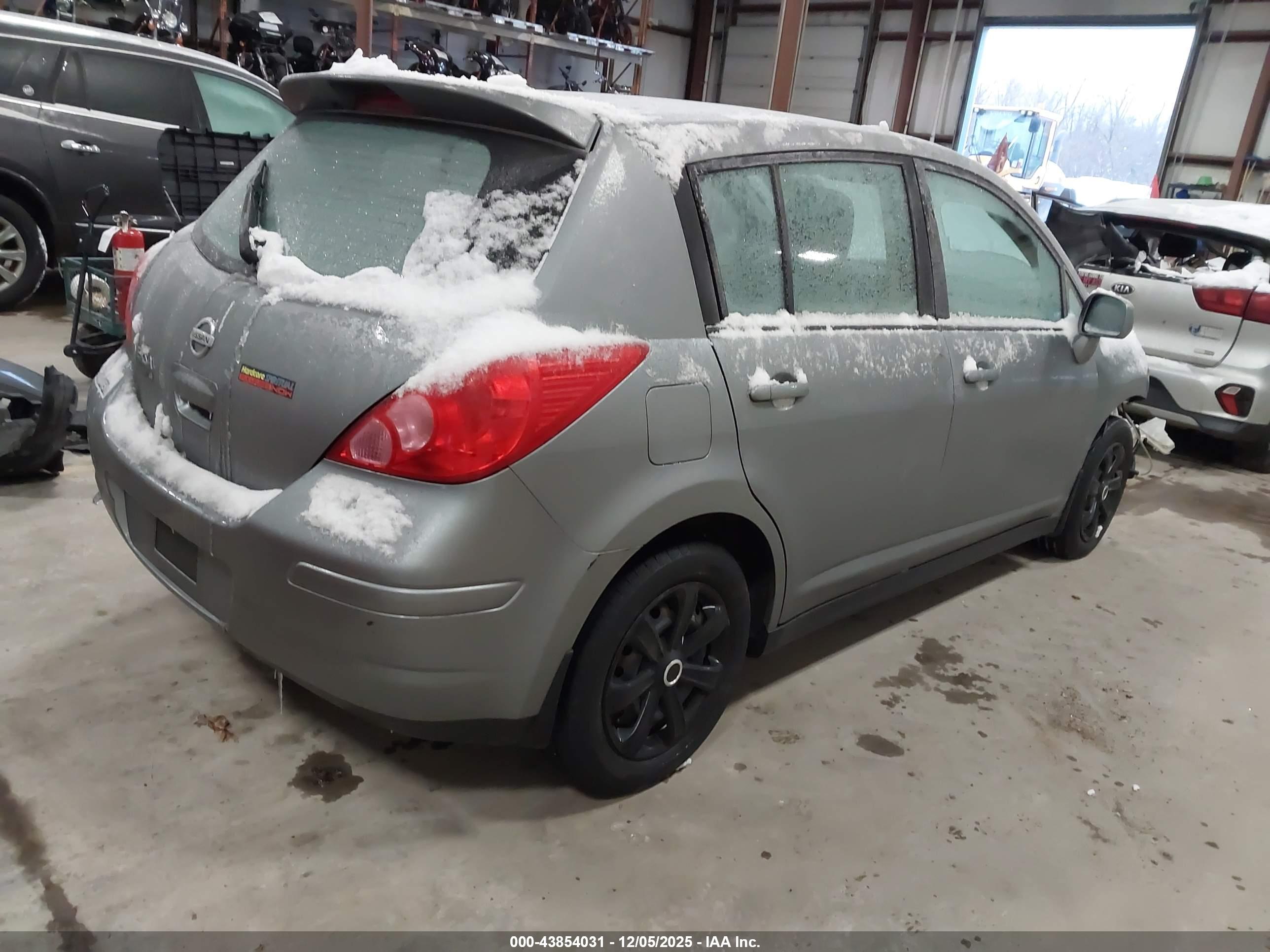 NISSAN VERSA image 4