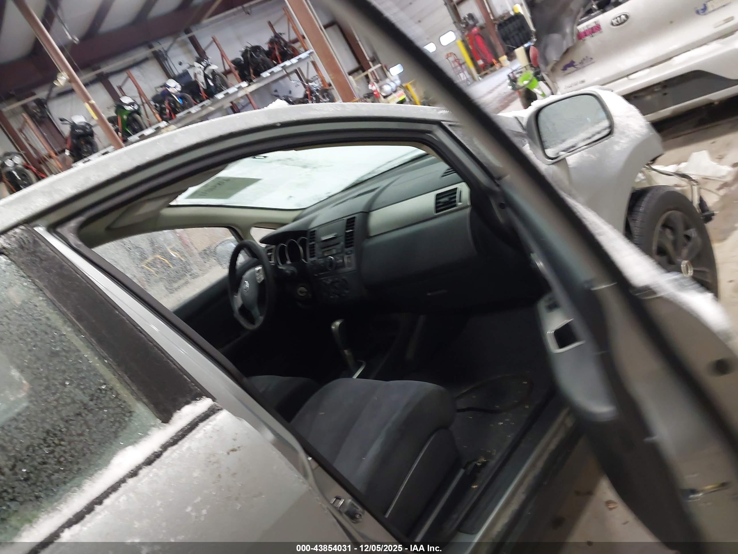 NISSAN VERSA image 5