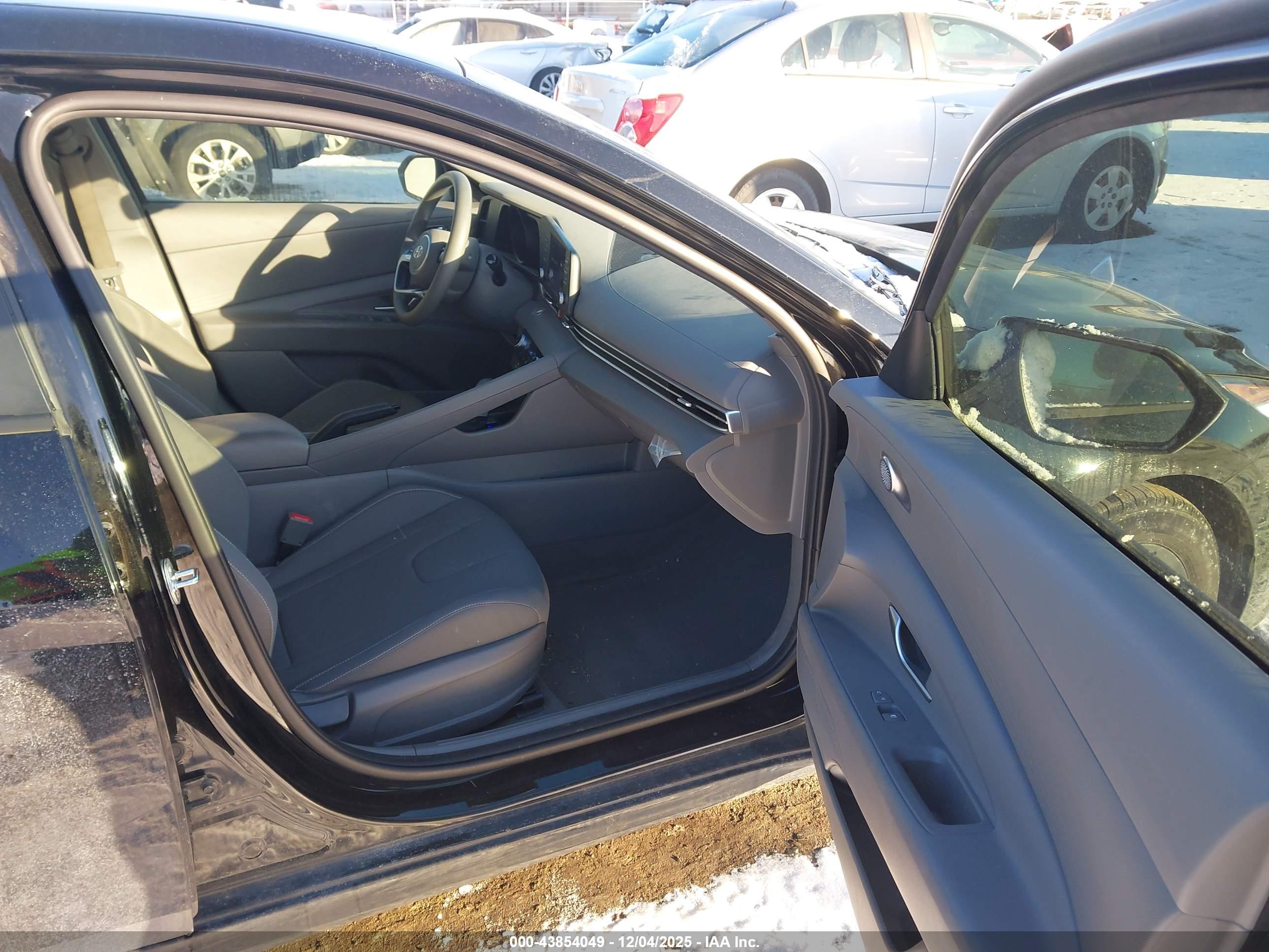 HYUNDAI ELANTRA image 5