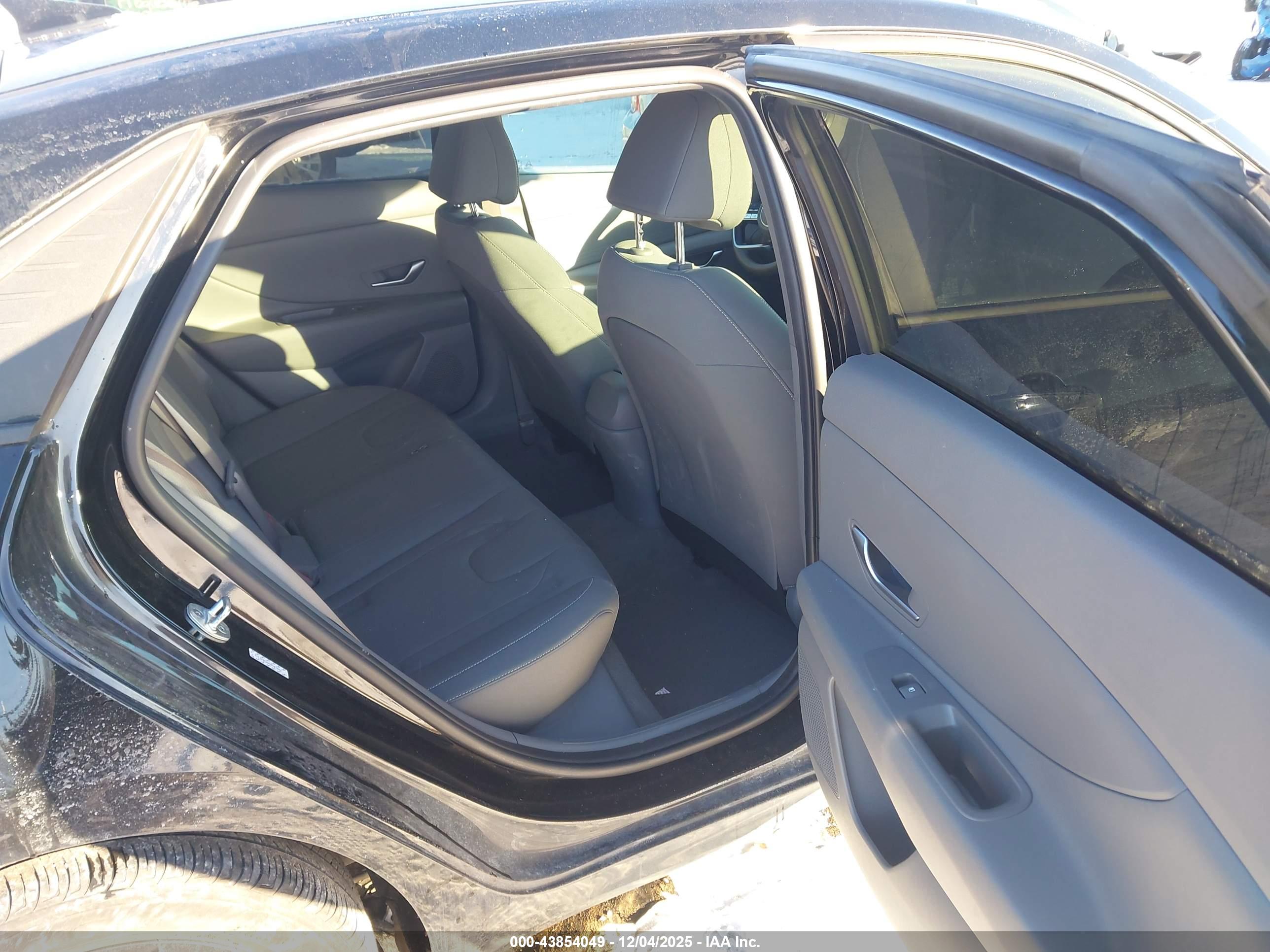 HYUNDAI ELANTRA image 8