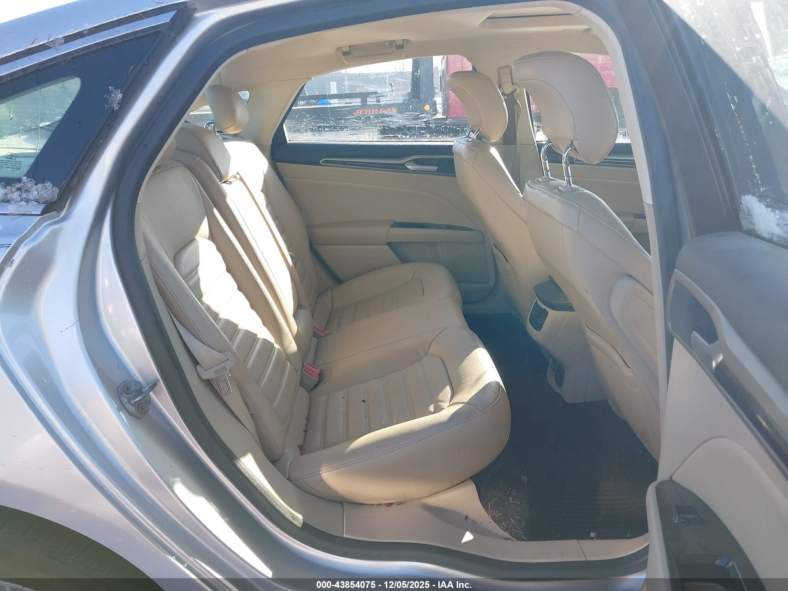 FORD FUSION image 8
