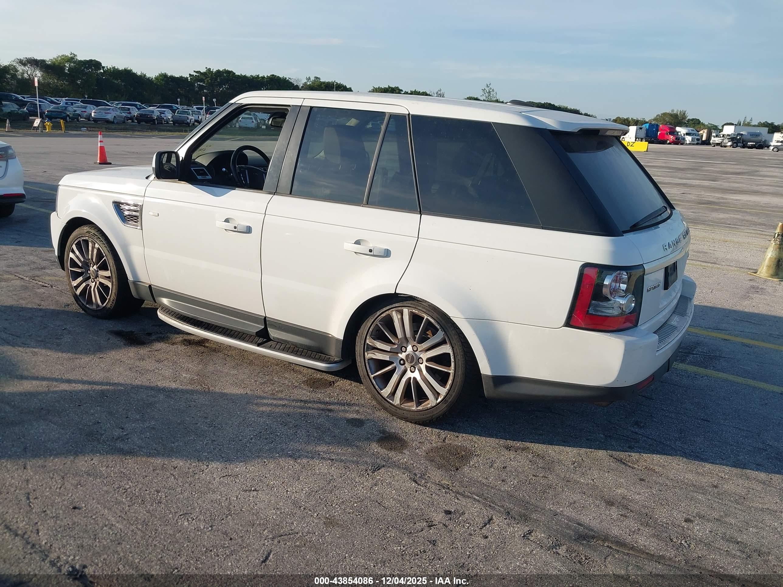 LAND ROVER image 3