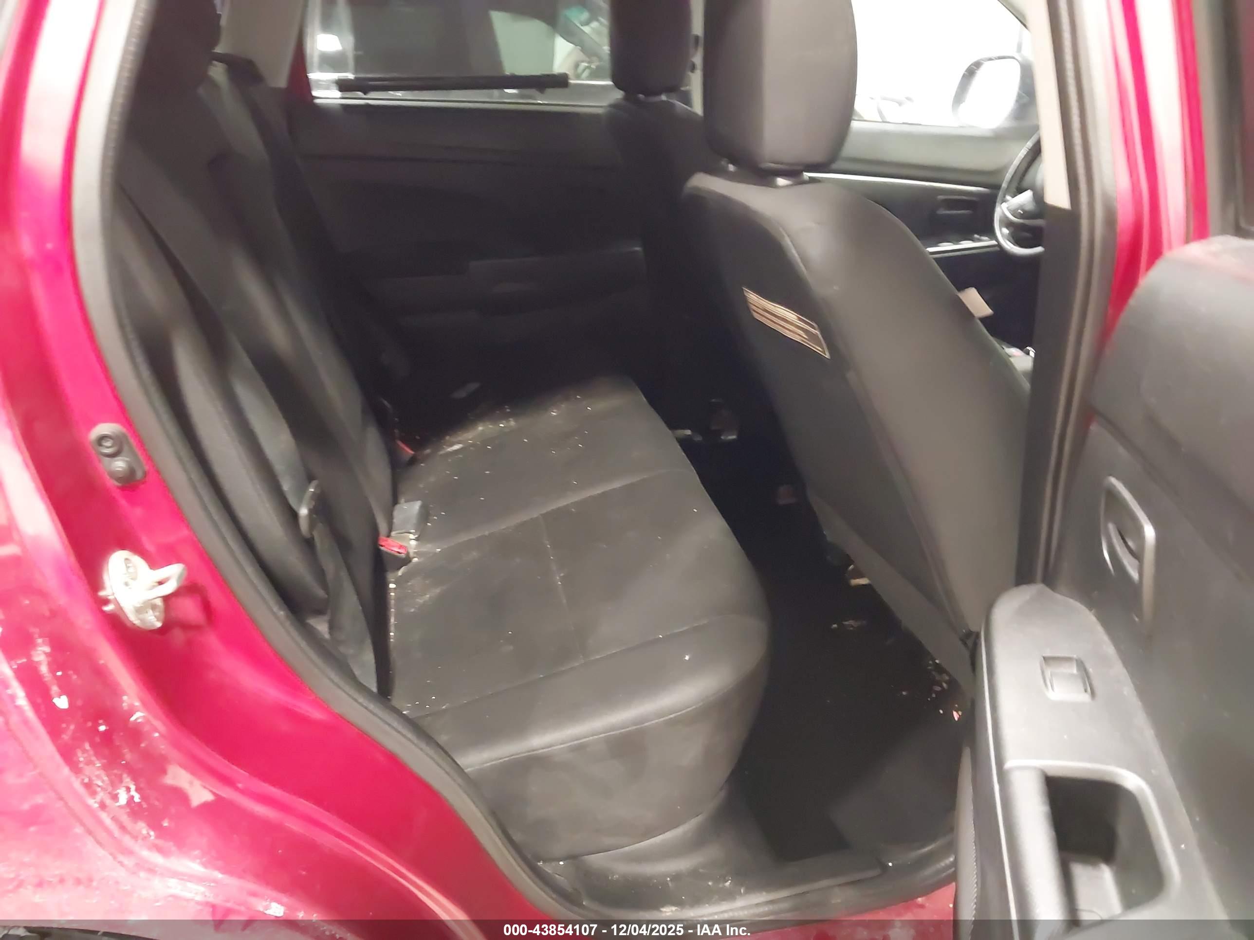 MITSUBISHI OUTLANDER image 8
