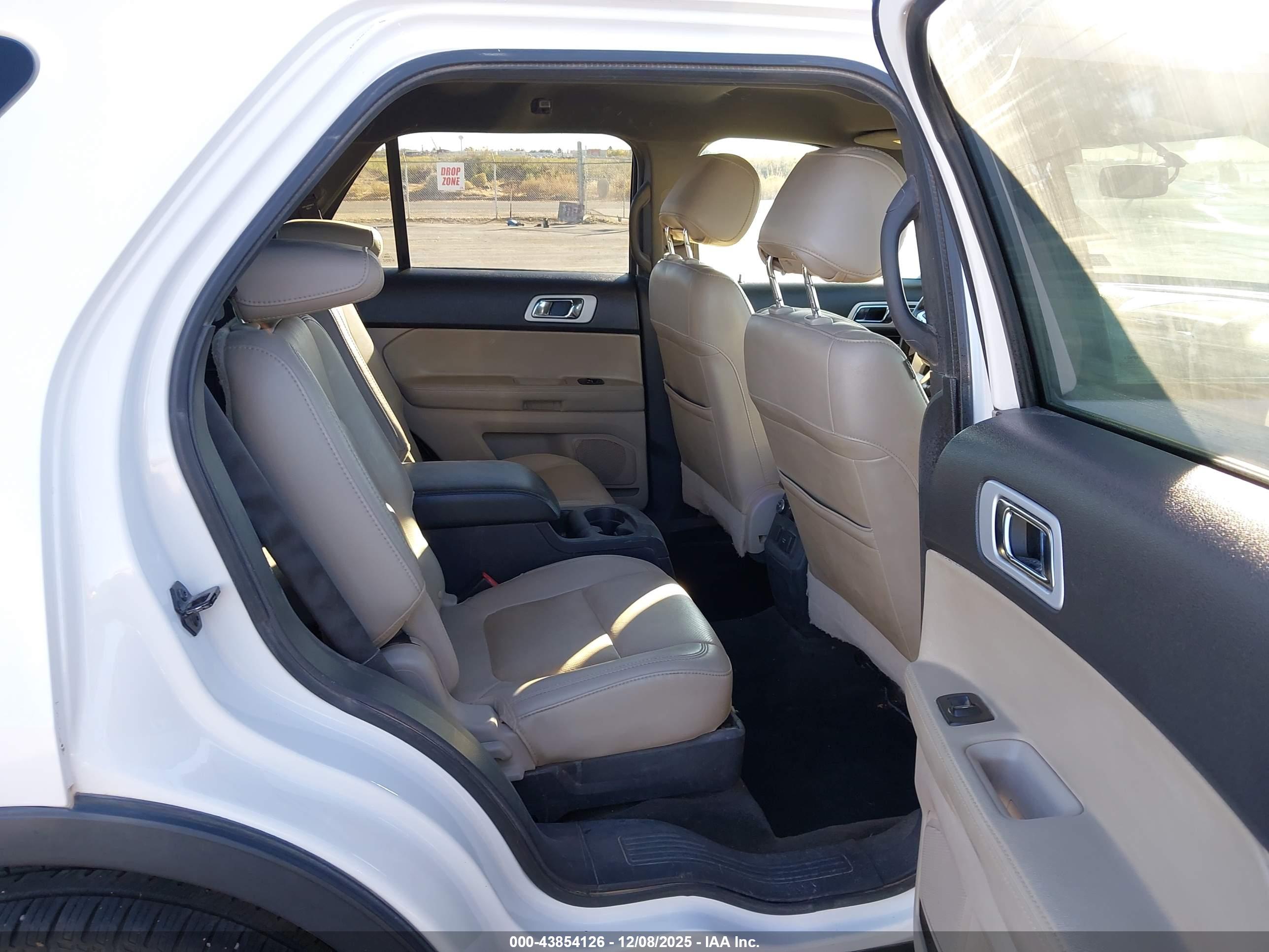 FORD EXPLORER image 8
